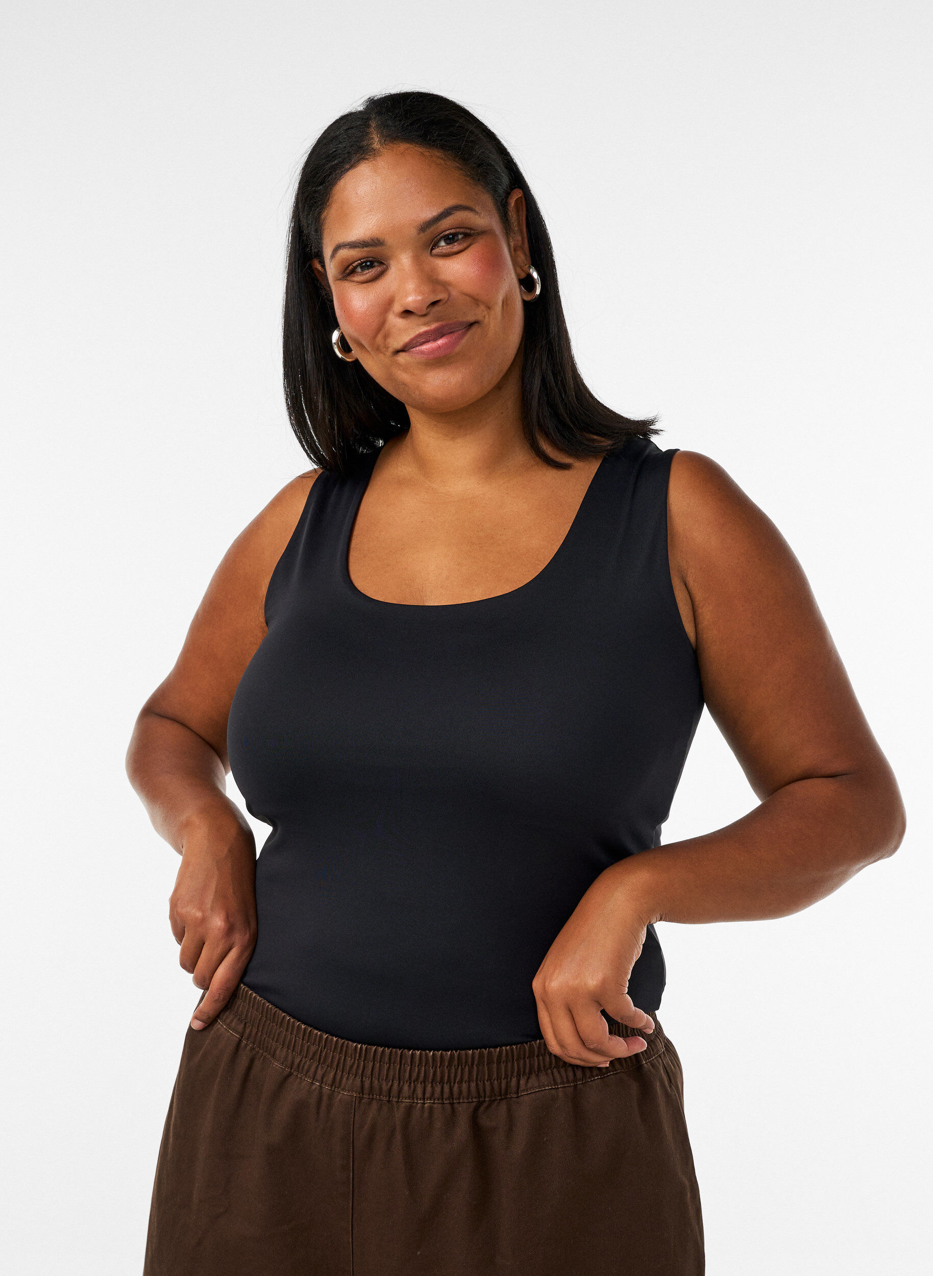 Figurbetontes Basic-Top aus glattem Stoff, Schwarz, Model