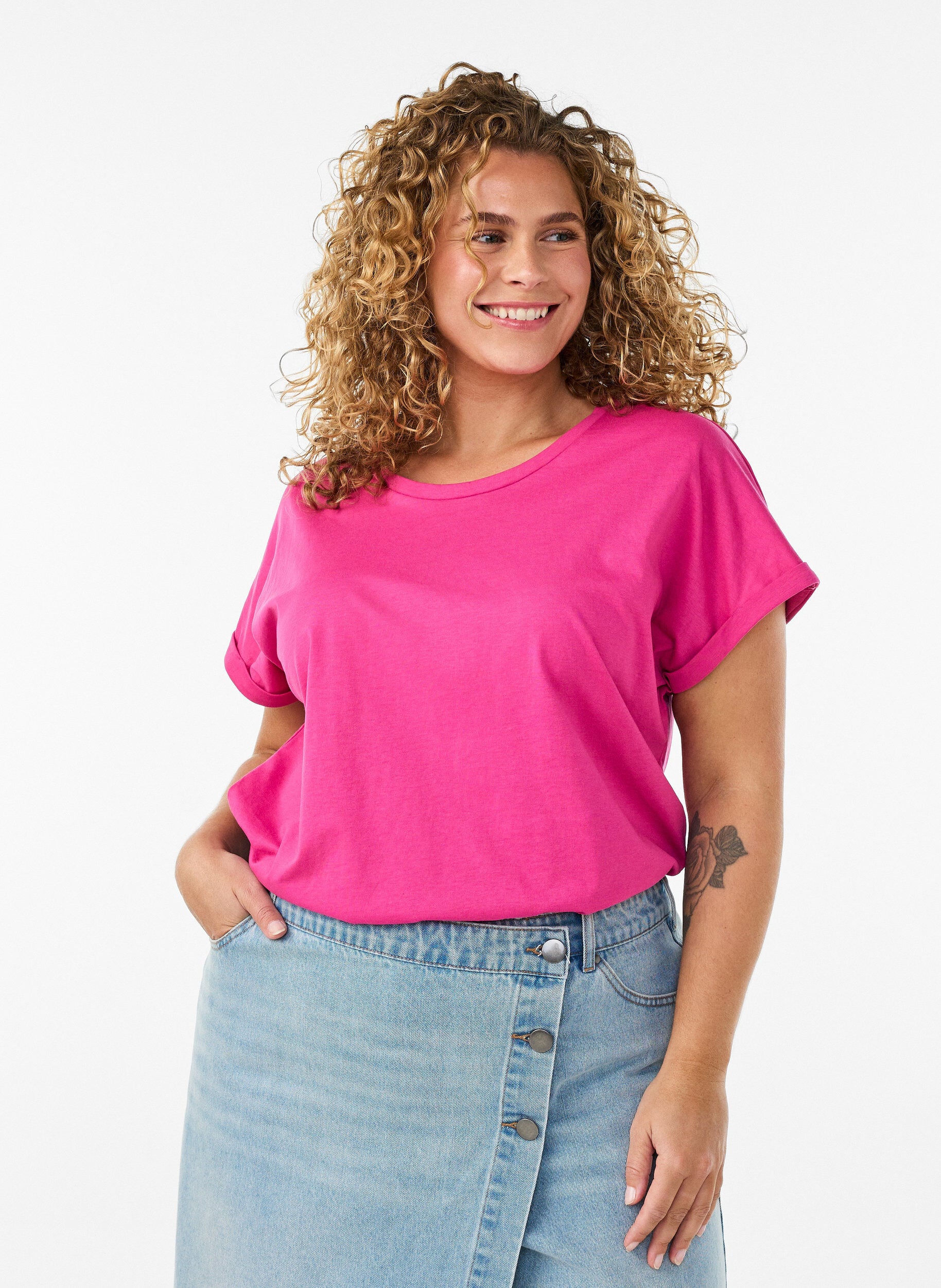 Kurz&auml;rmeliges T-Shirt aus einer Baumwollmischung, Pink, Model