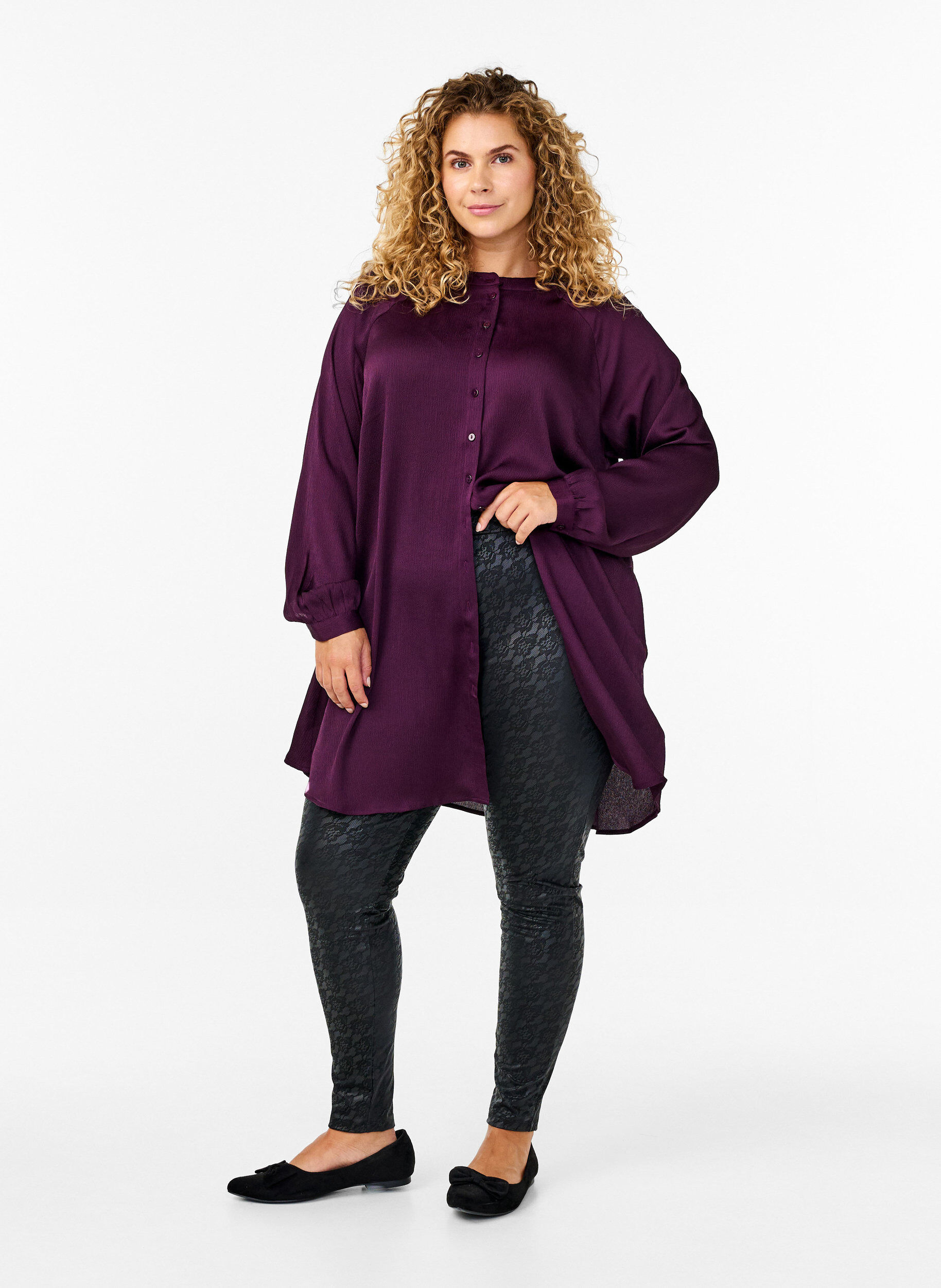 Zizzi Lange Bluse mit Kn&ouml;pfen und langen &Auml;rmeln, Potent Purple, Model image number 2