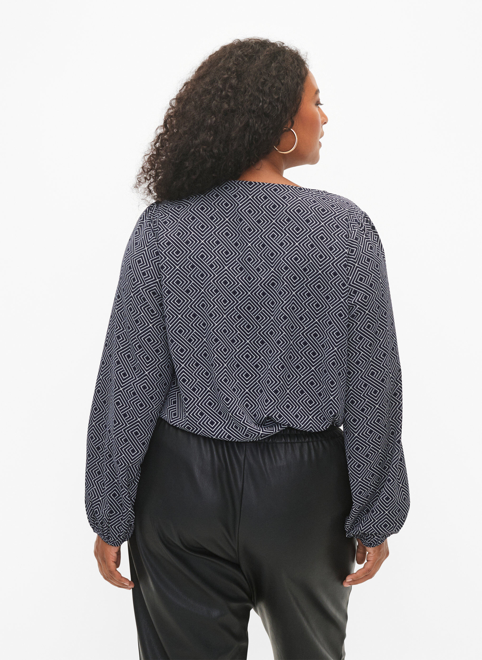 Zizzi  Hemdbluse mit V-Ausschnitt und Aufdruck, Navy Graphic AOP, Model image number 1