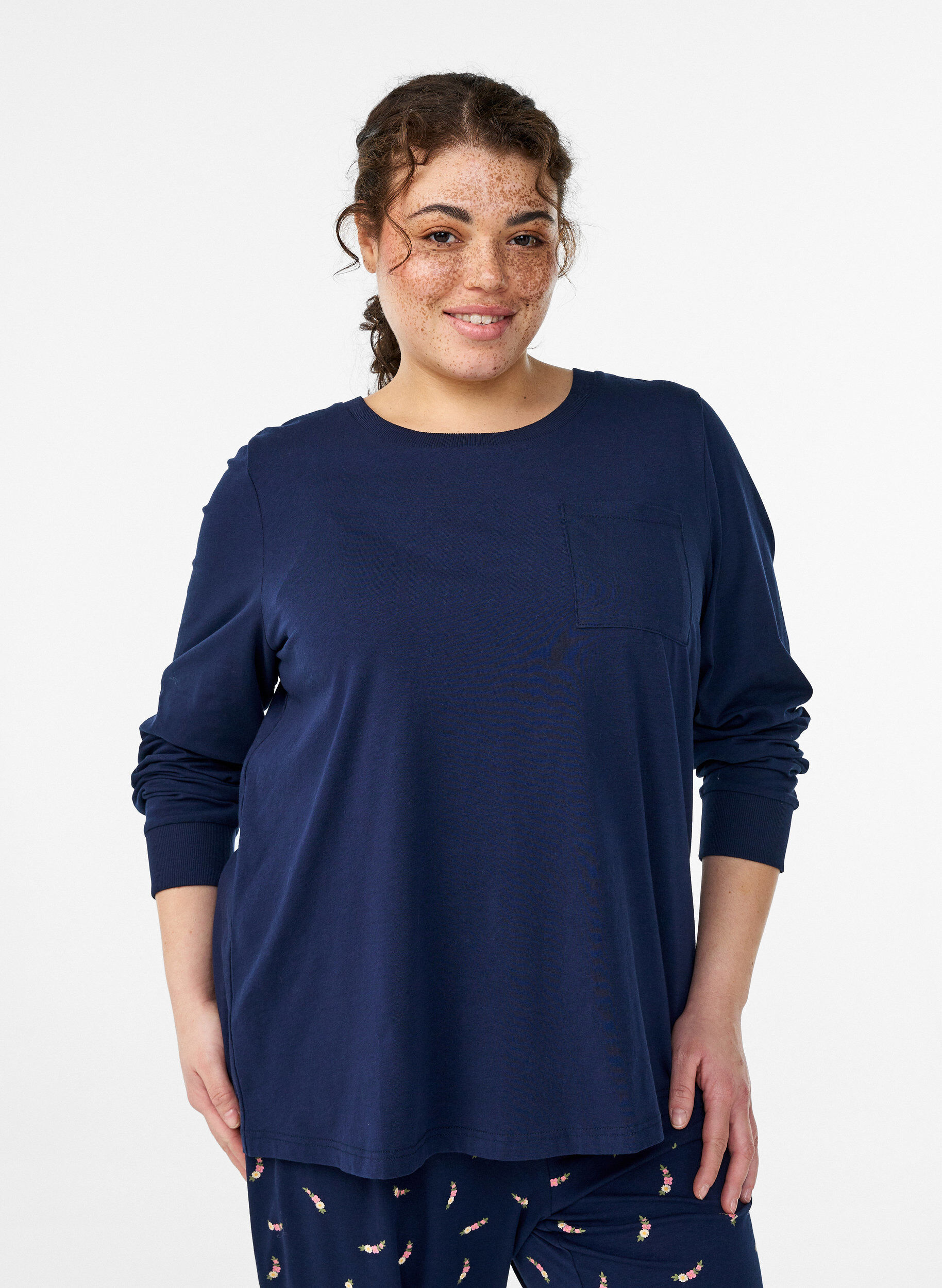 Zizzi Lang&auml;rmliges Pyjamaoberteil aus weichem Baumwolljersey, Blau, Model image number 0