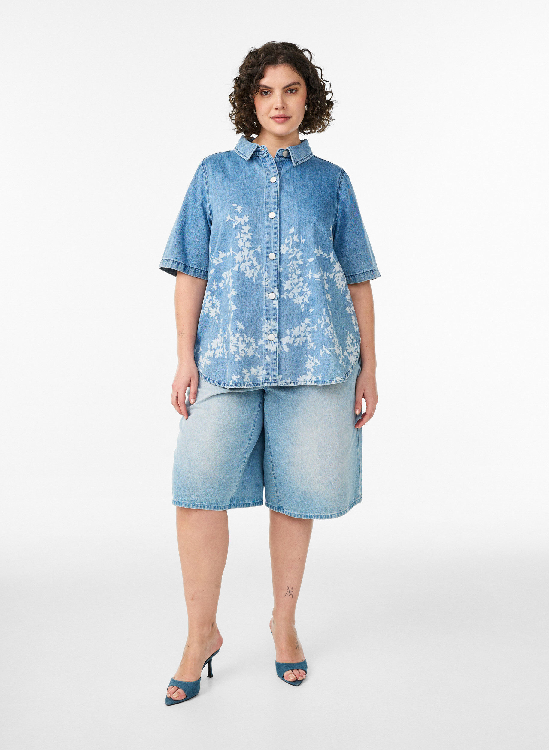 ZizziJeanshemd mit Blumenprint und kurzen &Auml;rmeln, Blau, Model image number 1