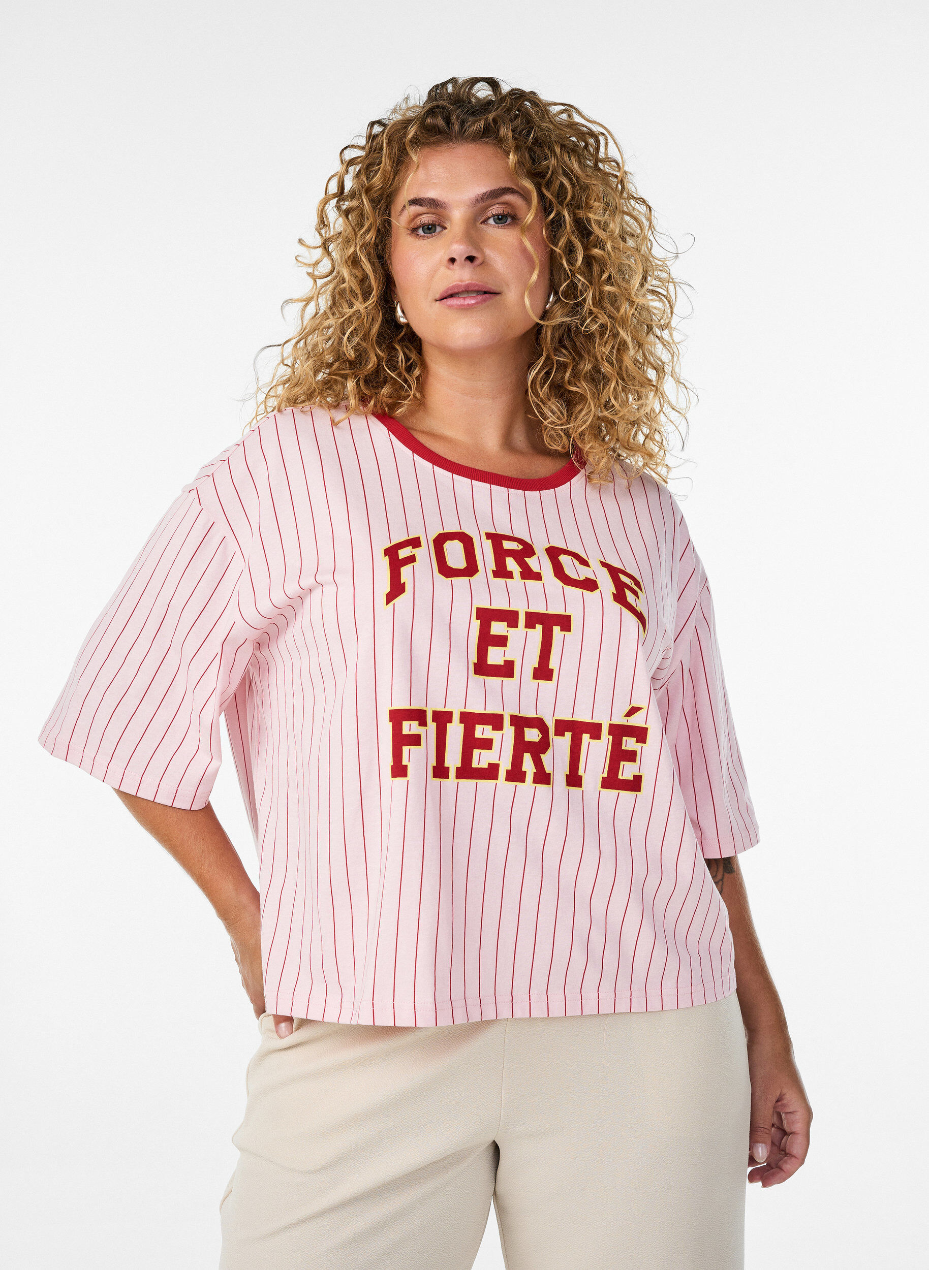 Boxy T-Shirt mit Streifen und Statement-Print, Rot, Model