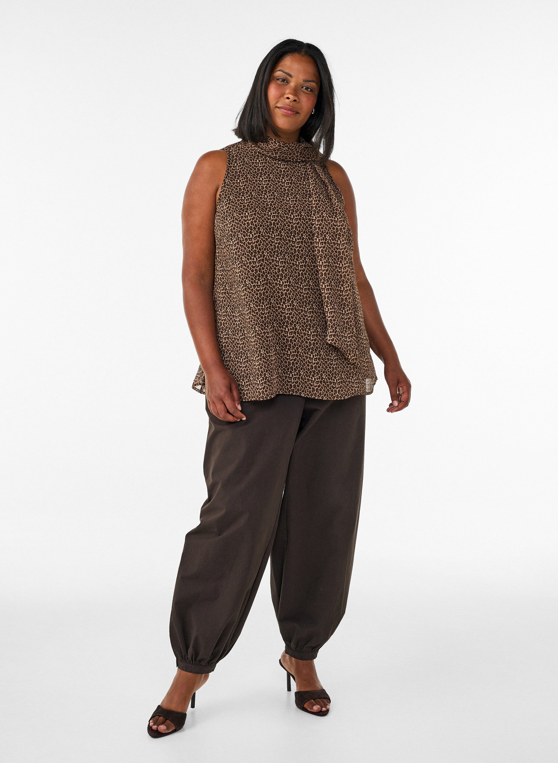 Zizzi&Auml;rmellose, hochgeschlossene Bluse mit Schleife, Braun, Model image number 1