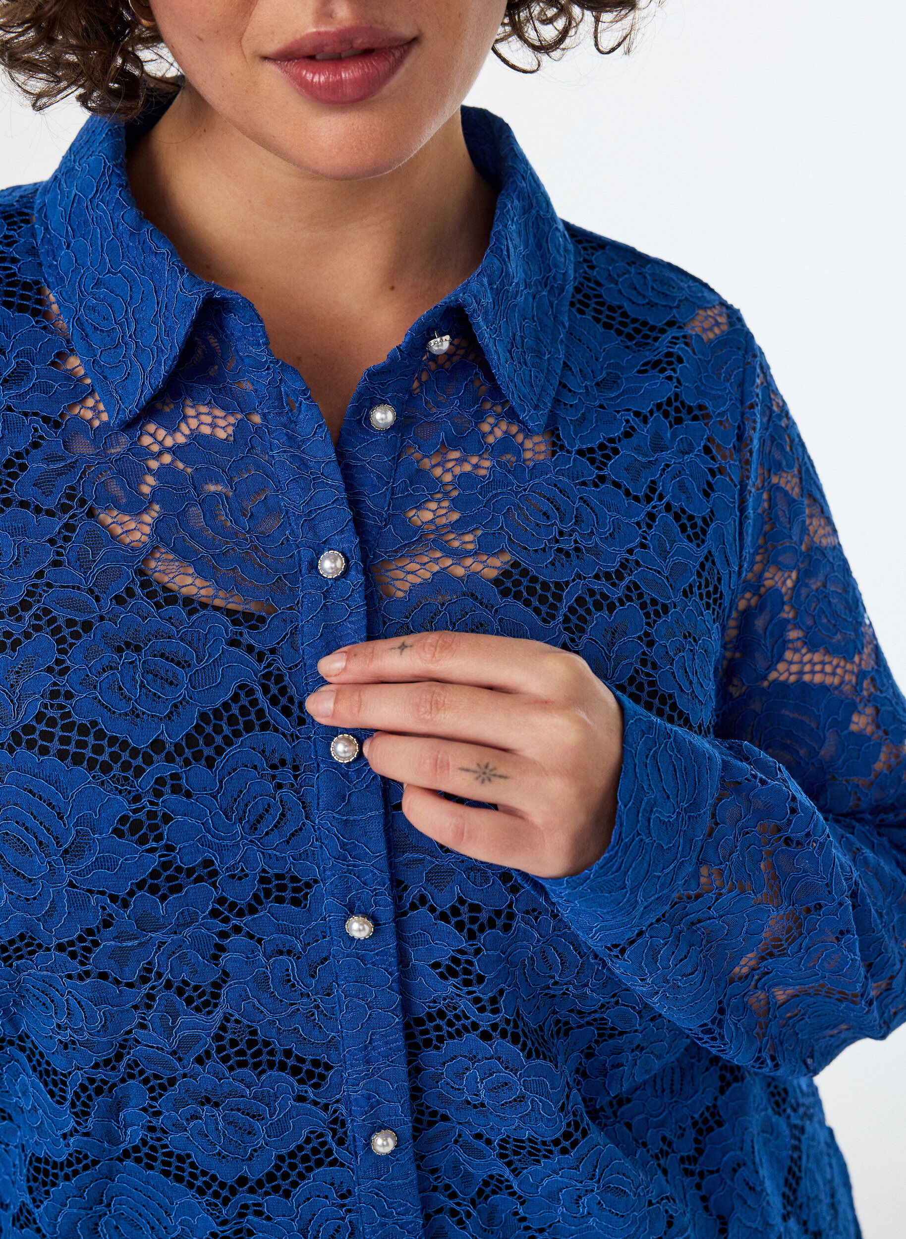 ZizziSpitzenbluse mit Perlenkn&ouml;pfen, Blau, Model image number 3