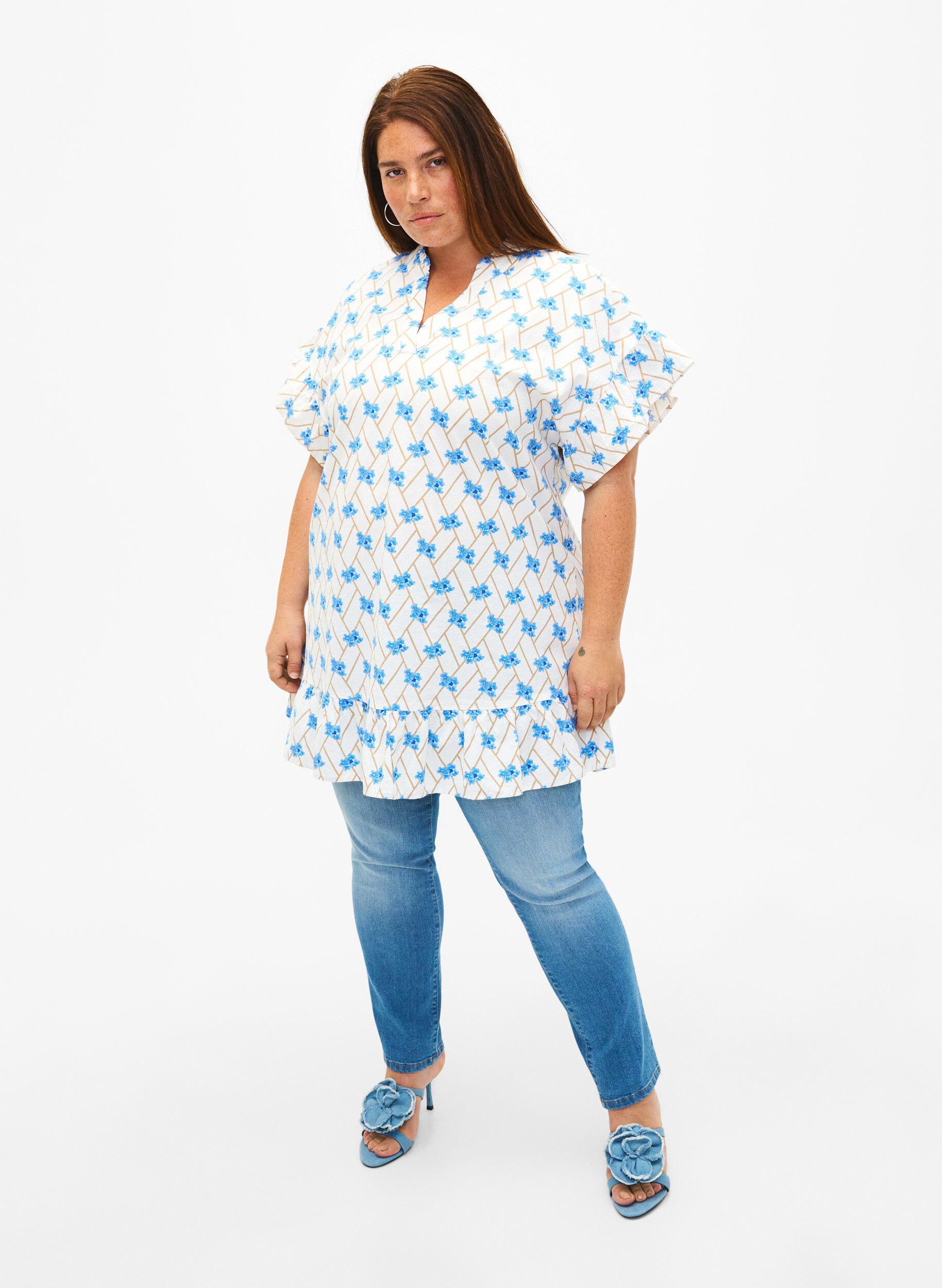 Zizzi Gebl&uuml;mte Tunika aus Baumwolle, Snow White Flower, Model image number 2