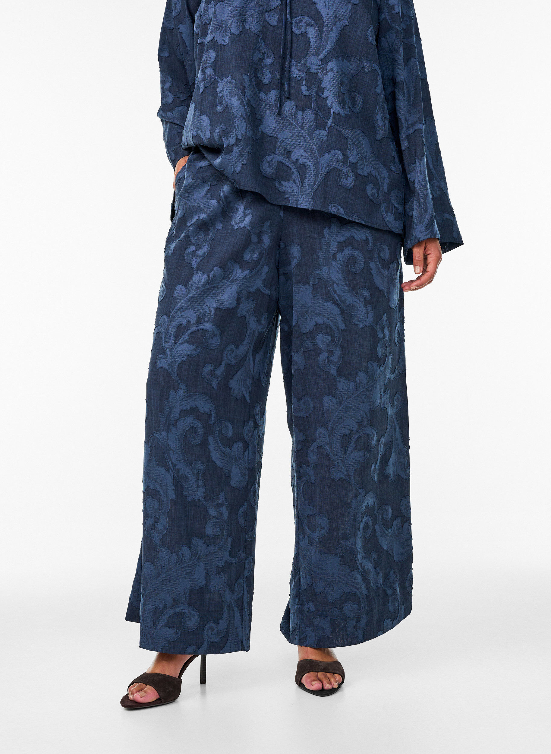Zizzi Lockere Hose mit strukturiertem Ton-in-Ton-Muster, Blau, Model image number 2