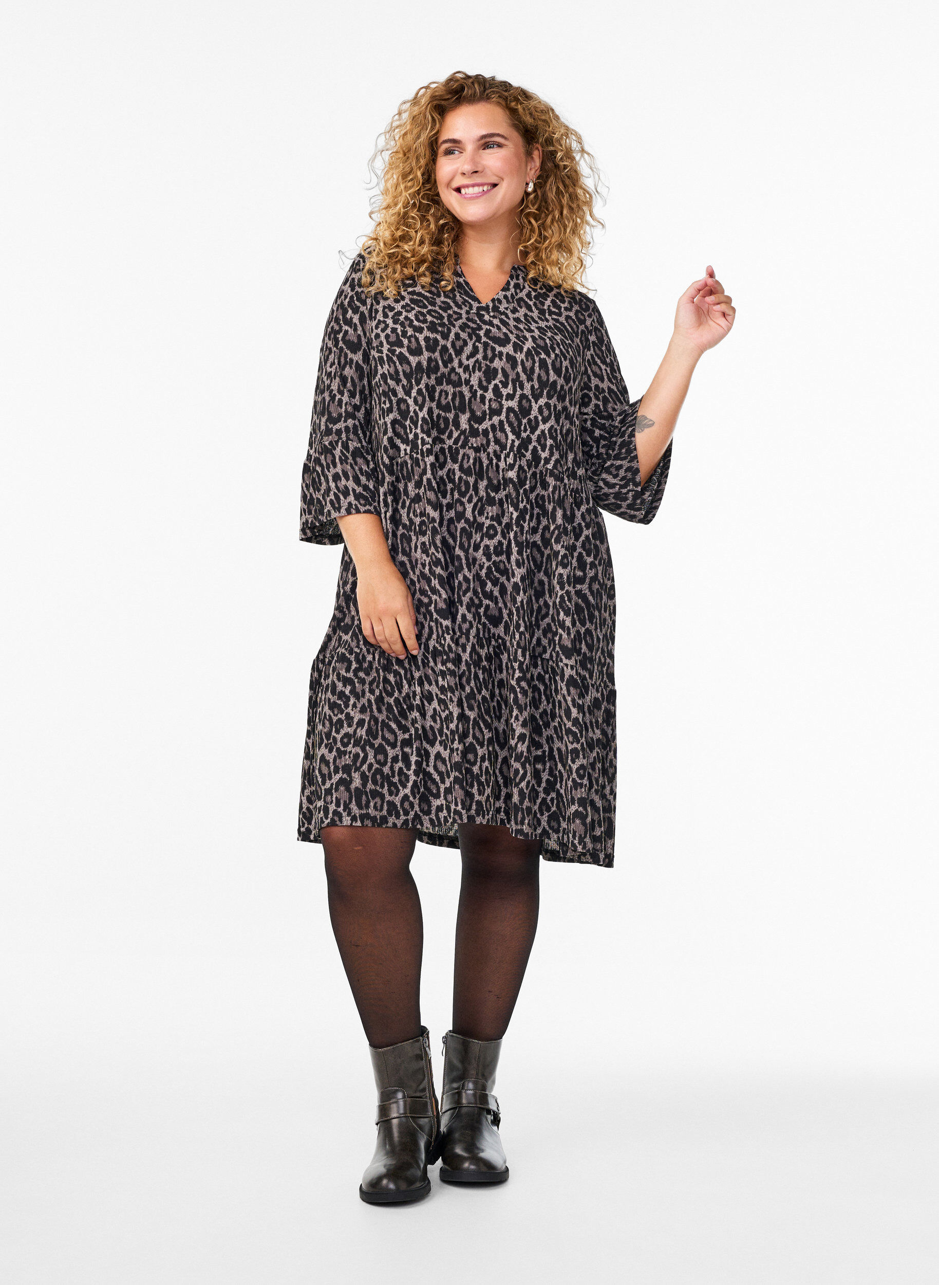 Zizzi Kurzes A-Linien-Kleid mit Leopardenmuster, Grau, Model image number 1
