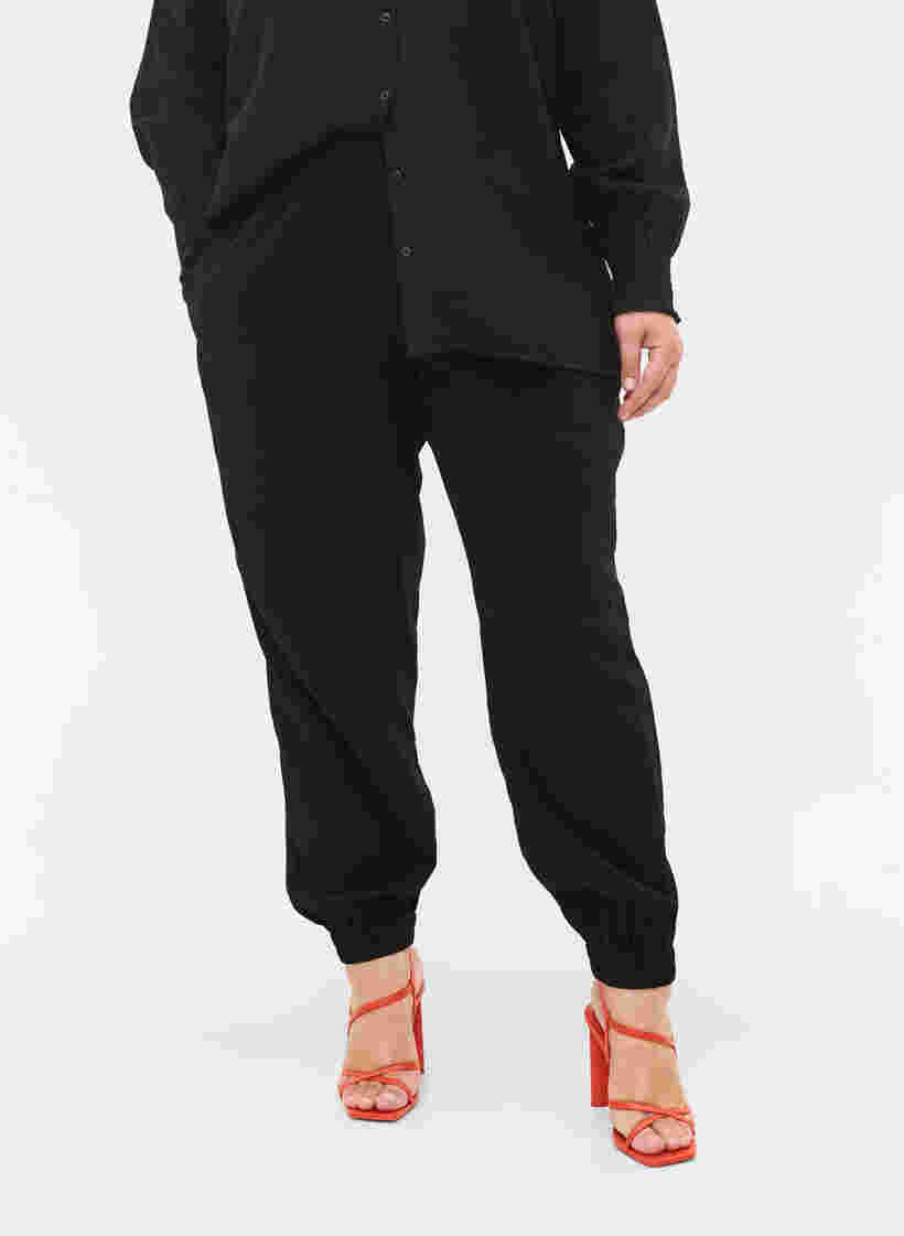 Lockere Hose aus Viskosemischung mit elastischen Abschlüssen, Black, Model image number 2