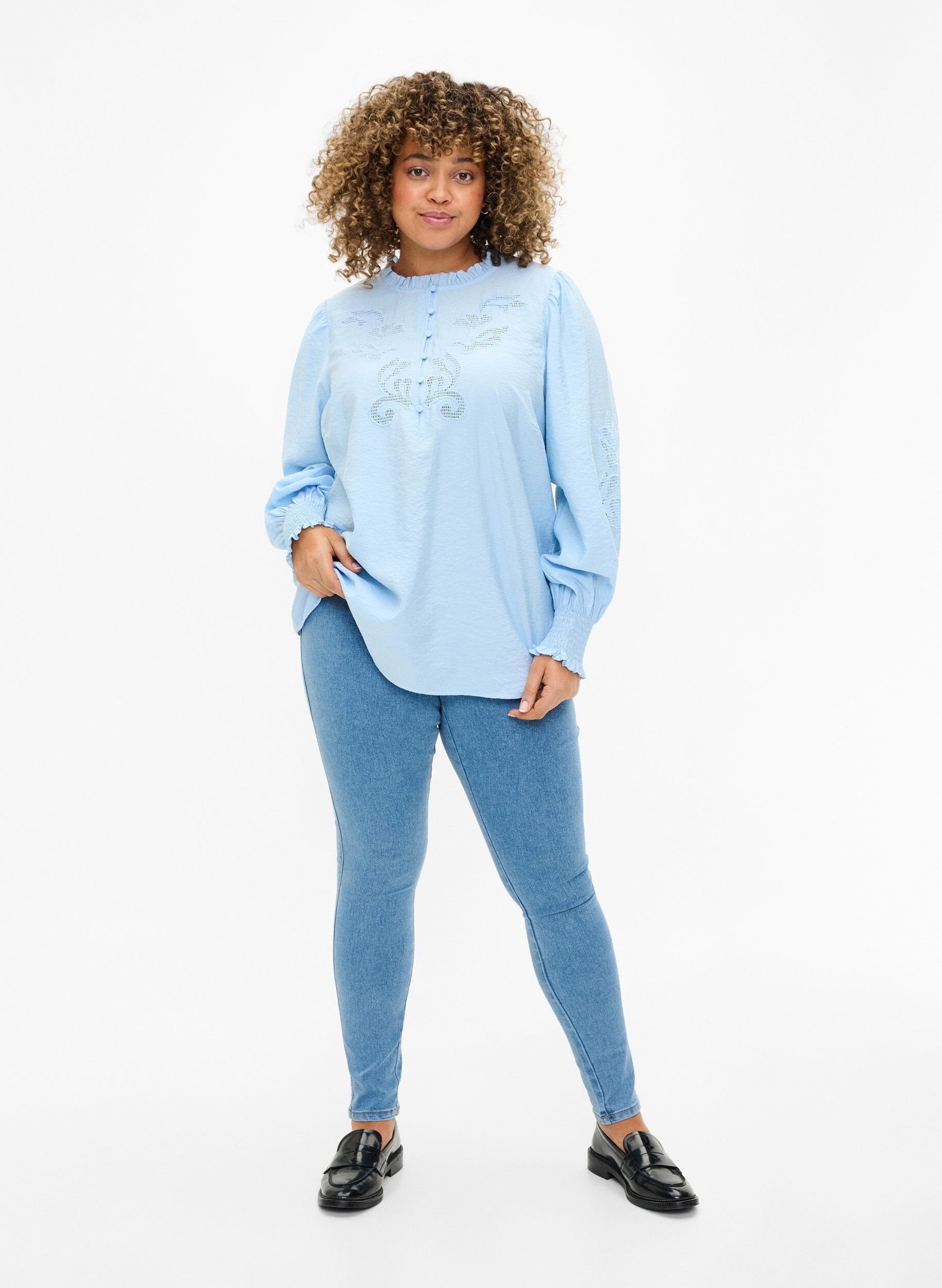 Zizzi Bluse mit R&uuml;schen und Lochstickerei, Chambray Blue, Model image number 2