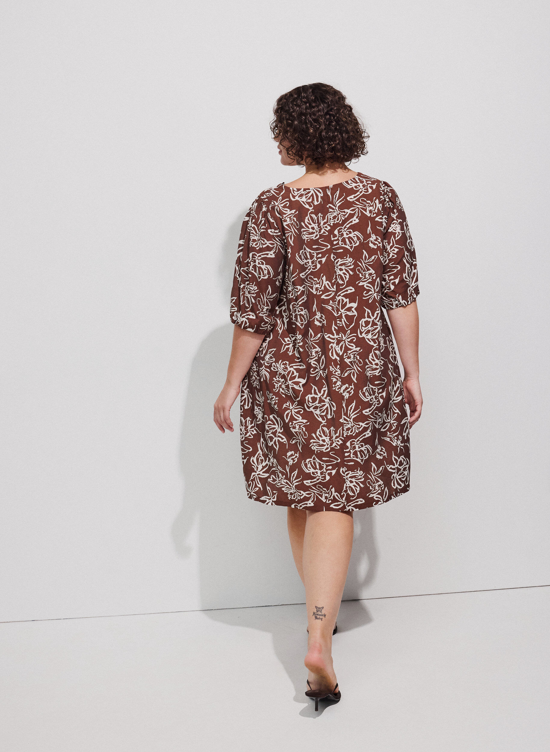 ZizziKurzes A-Linien-Kleid mit V-Ausschnitt, Braun, Model image number 2
