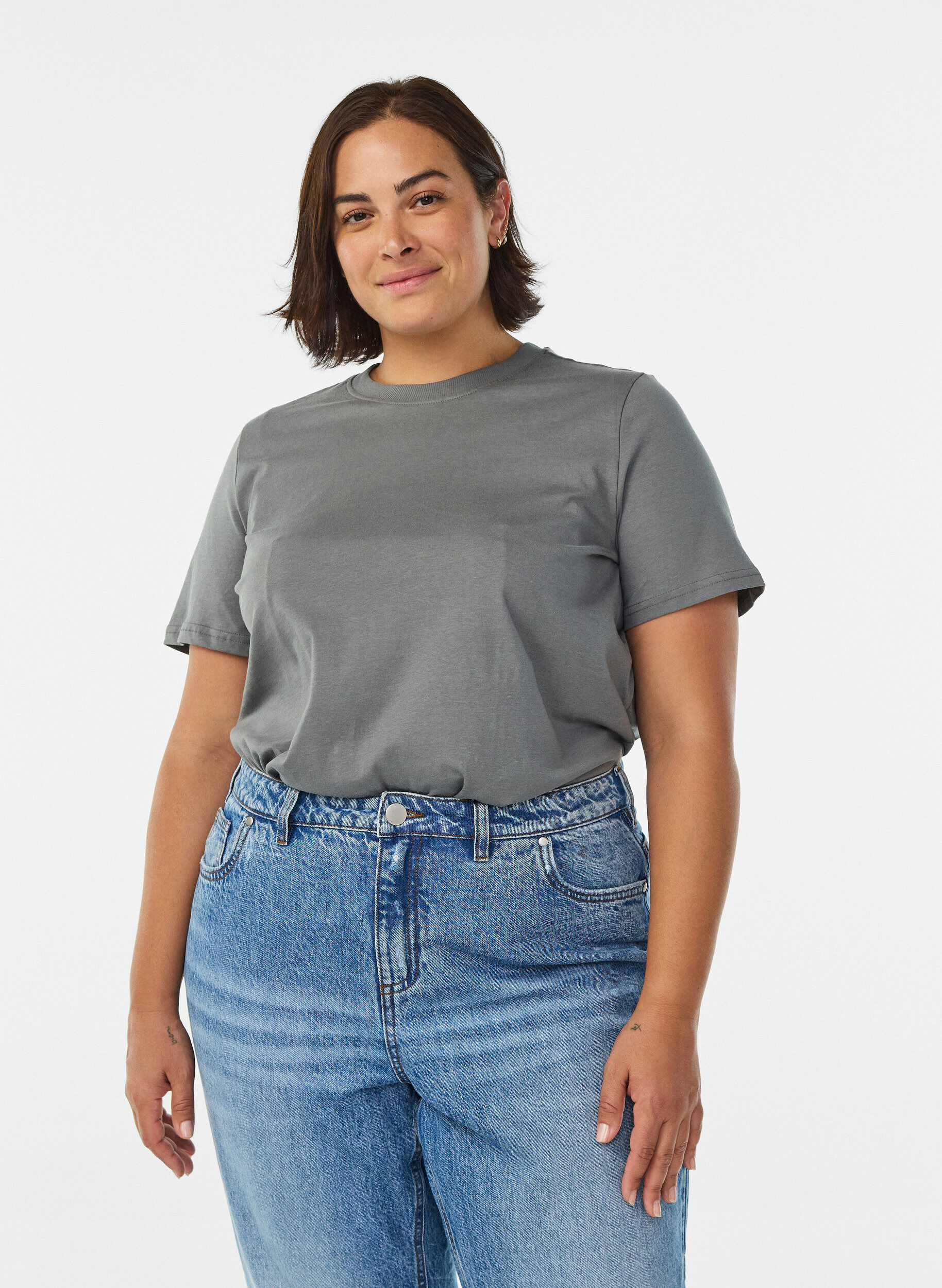 ZizziBasic-T-Shirt aus Baumwolle mit Rundhalsausschnitt., Grau, Model image number 0