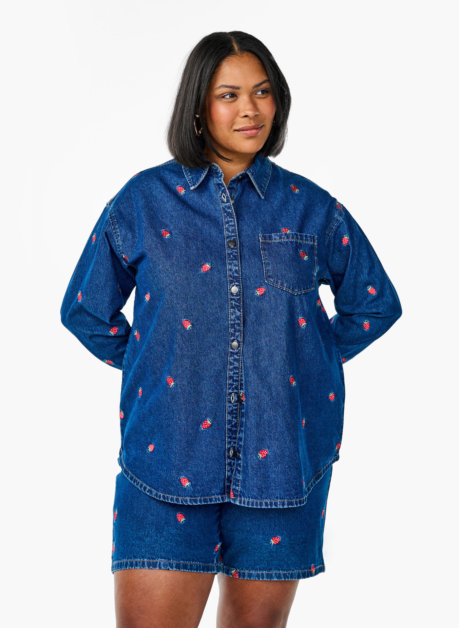 Zizzi Denim-Shorts mit gesticktem Erdbeermotiv, Blau, Model image number 0