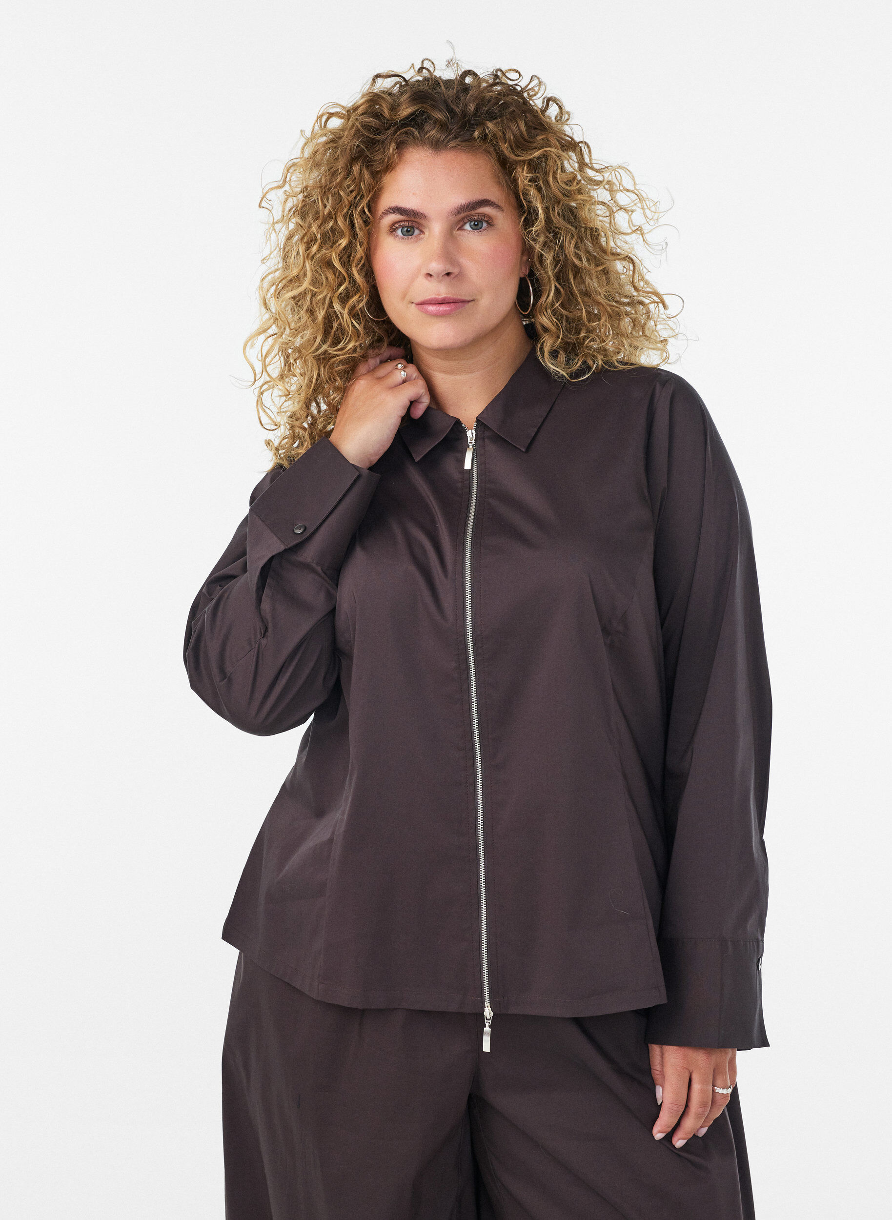 Kurzes Shirt mit Zwei-Wege-Rei&szlig;verschluss, Braun, Model