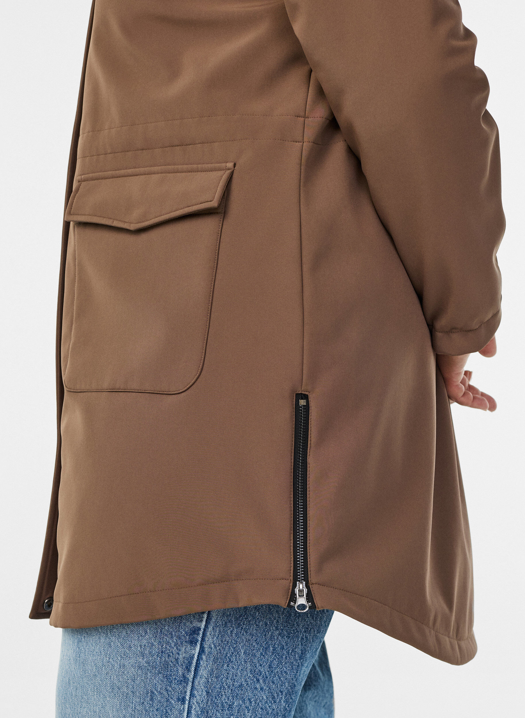Zizzi Wasserabweisende Softshell-Jacke mit Steppfutter, Braun, Model image number 3