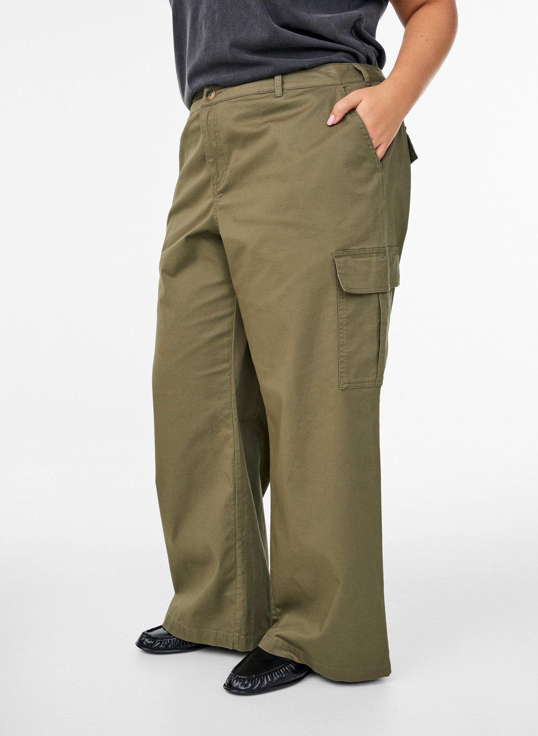 Zizzi Wide-Leg Cargohose mit hoher Taille, Gr&uuml;n, Model image number 2