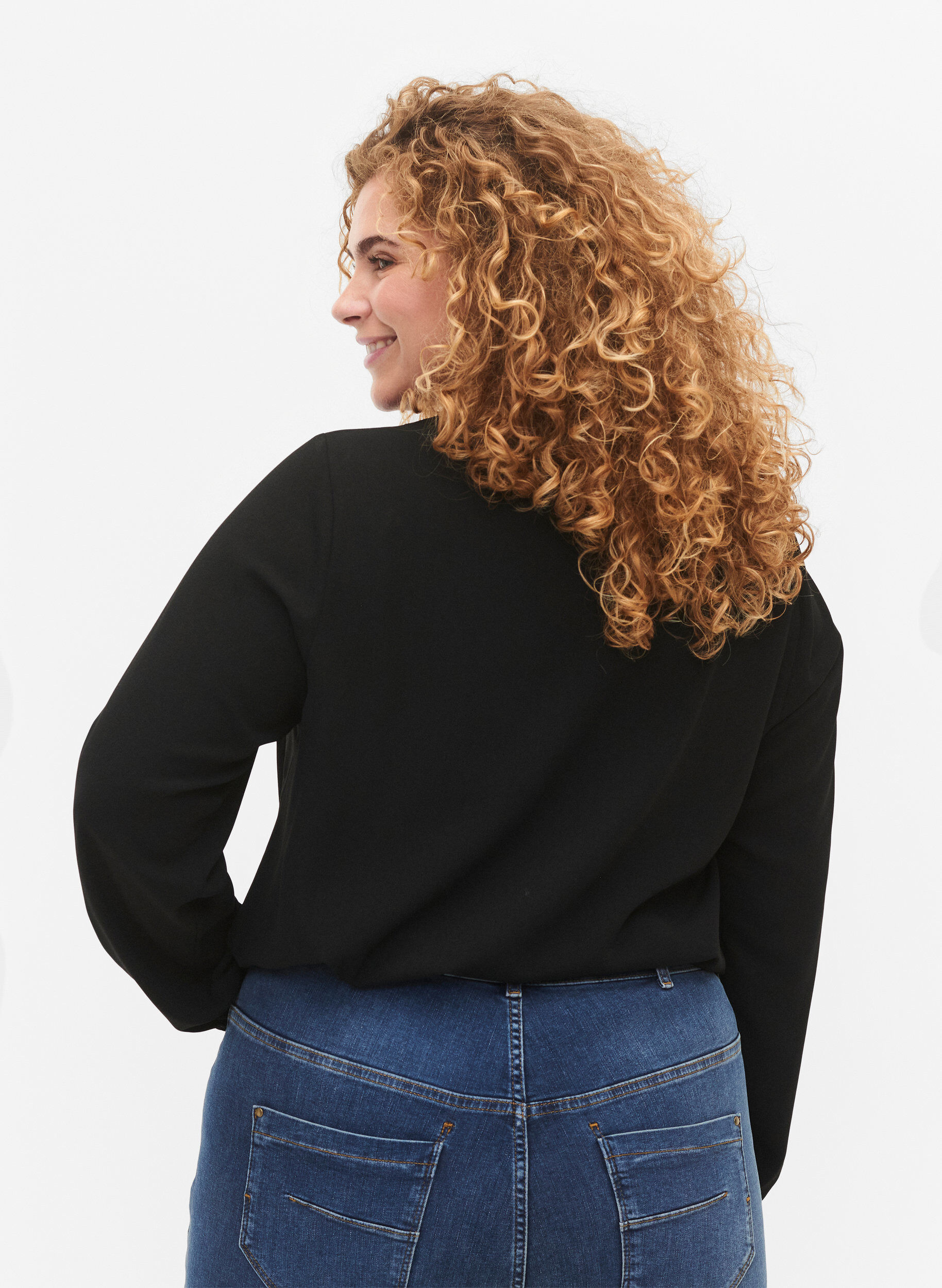 Zizzi Bluse mit V-Ausschnitt und Spitzenbesatz, Black, Model image number 1