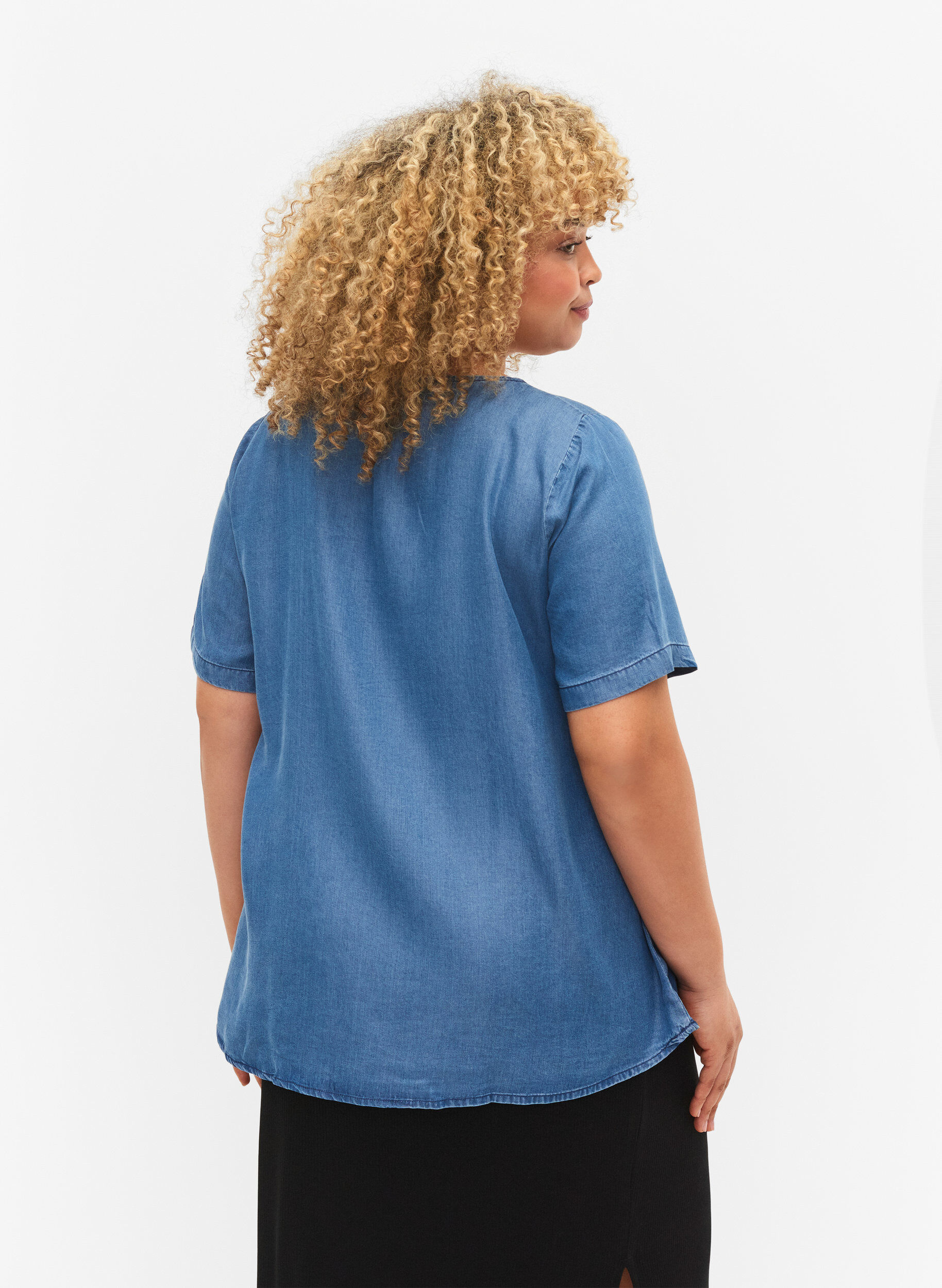 Zizzi Kurz&auml;rmelige Bluse aus Lyocell (TENCEL&trade;) , Blue denim, Model image number 1