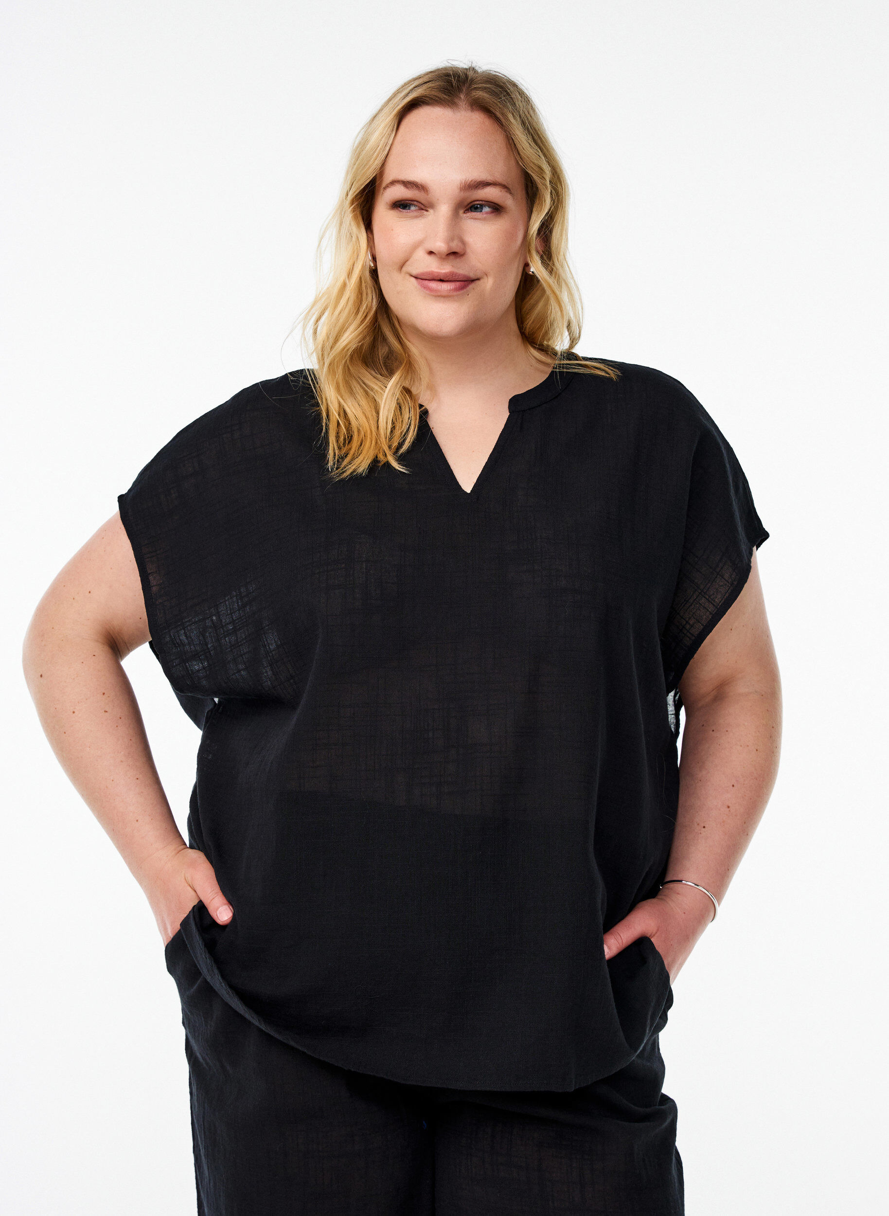 Zizzi Lockere Bluse mit angeschnittenen &Auml;rmeln, Schwarz, Model image number 0