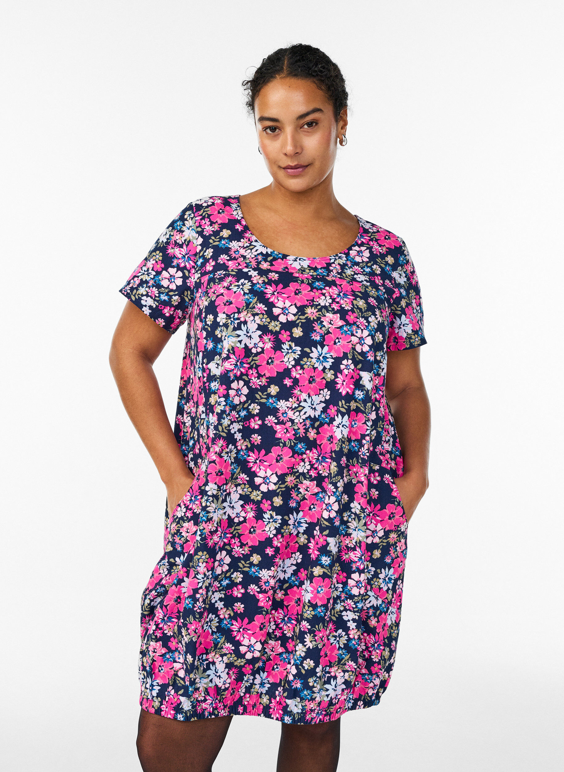 Kurz&auml;rmliges Baumwollkleid mit Print, Blau, Model