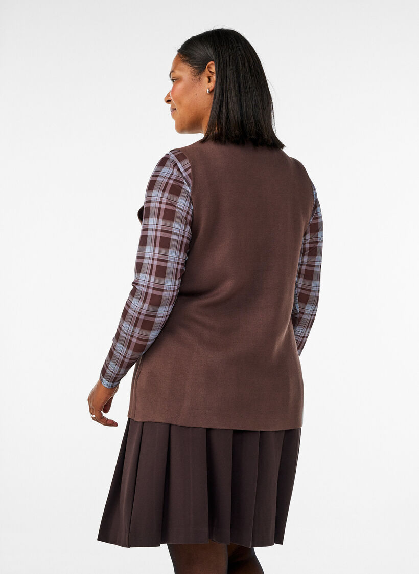 &Auml;rmellose Strickweste mit Zierkn&ouml;pfen, Braun, Model