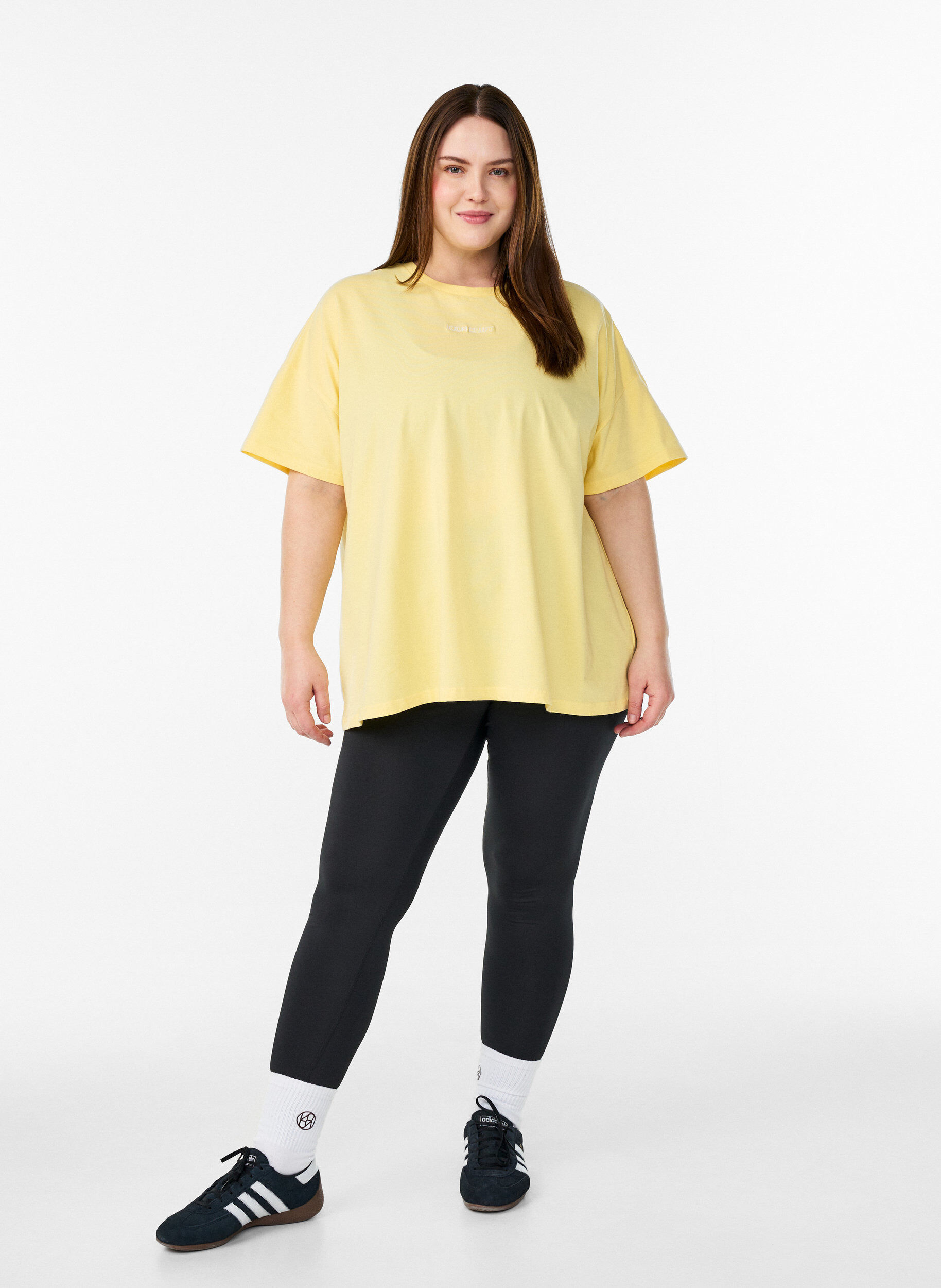 Zizzi T-Shirt aus Bio-Baumwolle mit kleinem Frontmotiv, Gelb, Model image number 1