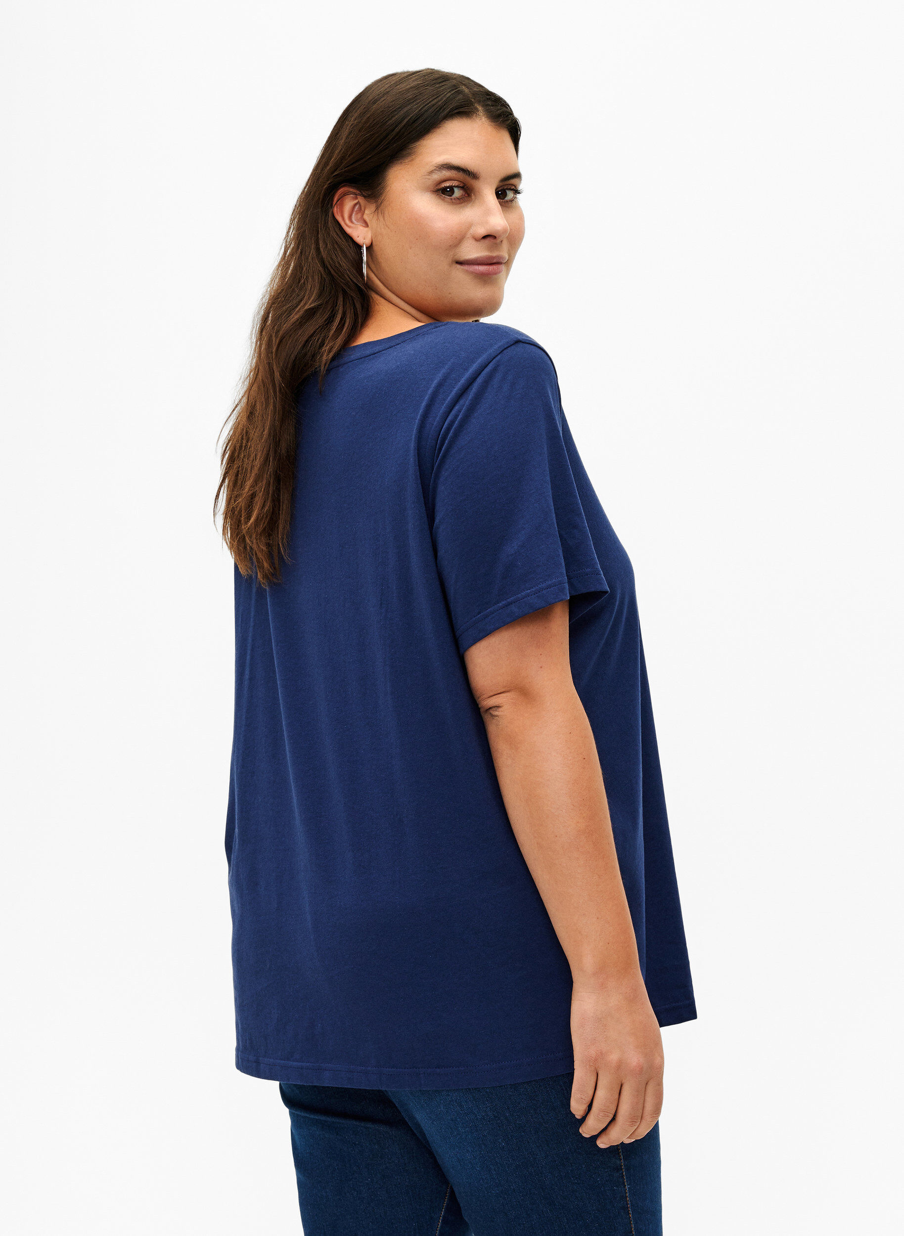 Zizzi T-Shirt aus Baumwolle mit Rundhalsausschnitt und Aufdruck, Medieval B.W. Hearts, Model image number 1