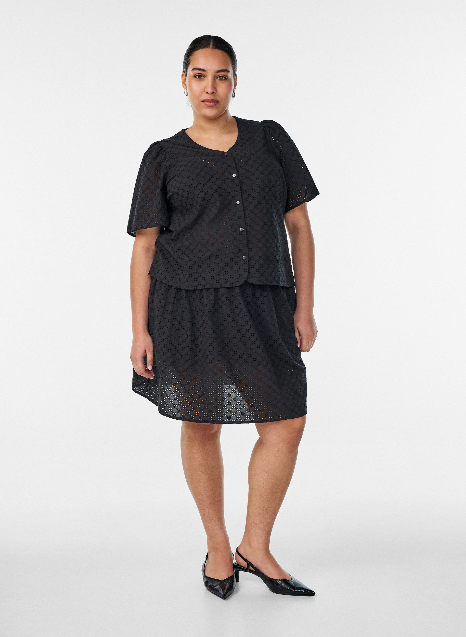 ZizziBluse aus Broderie Anglaise mit Knopfleiste, Schwarz, Model image number 1