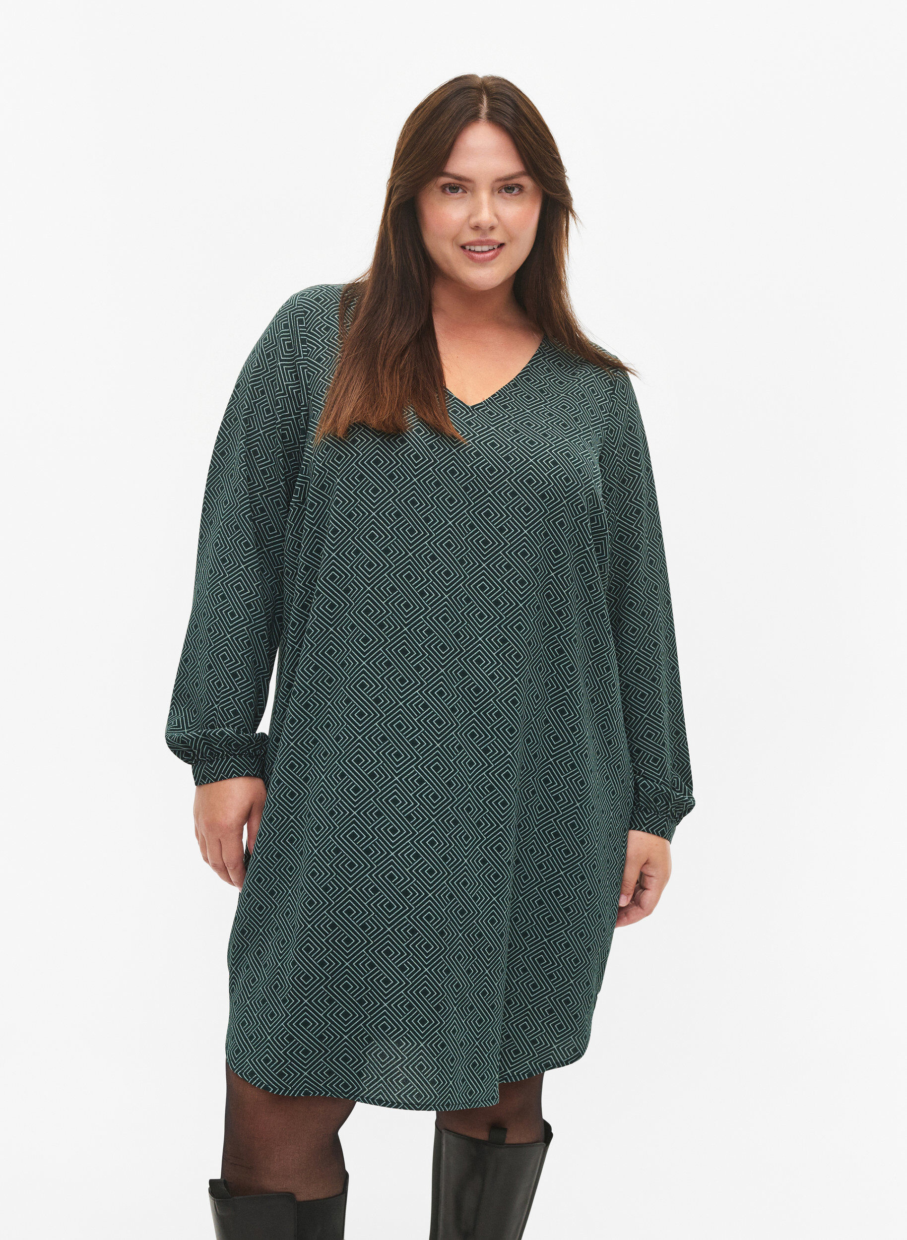 Zizzi Kleid mit V-Ausschnitt und Aufdruck, Scarab Graphic AOP, Model image number 0