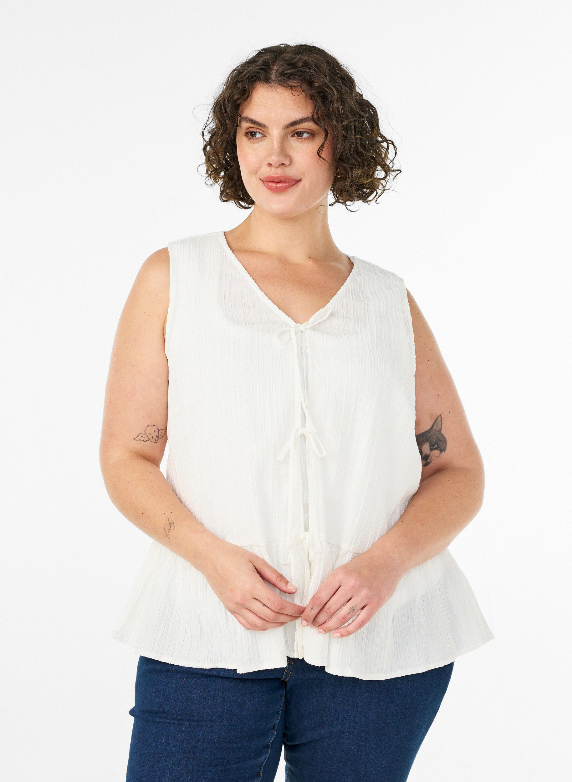 &Auml;rmellose Bluse mit Struktur und Bindeband, Vanille, Model