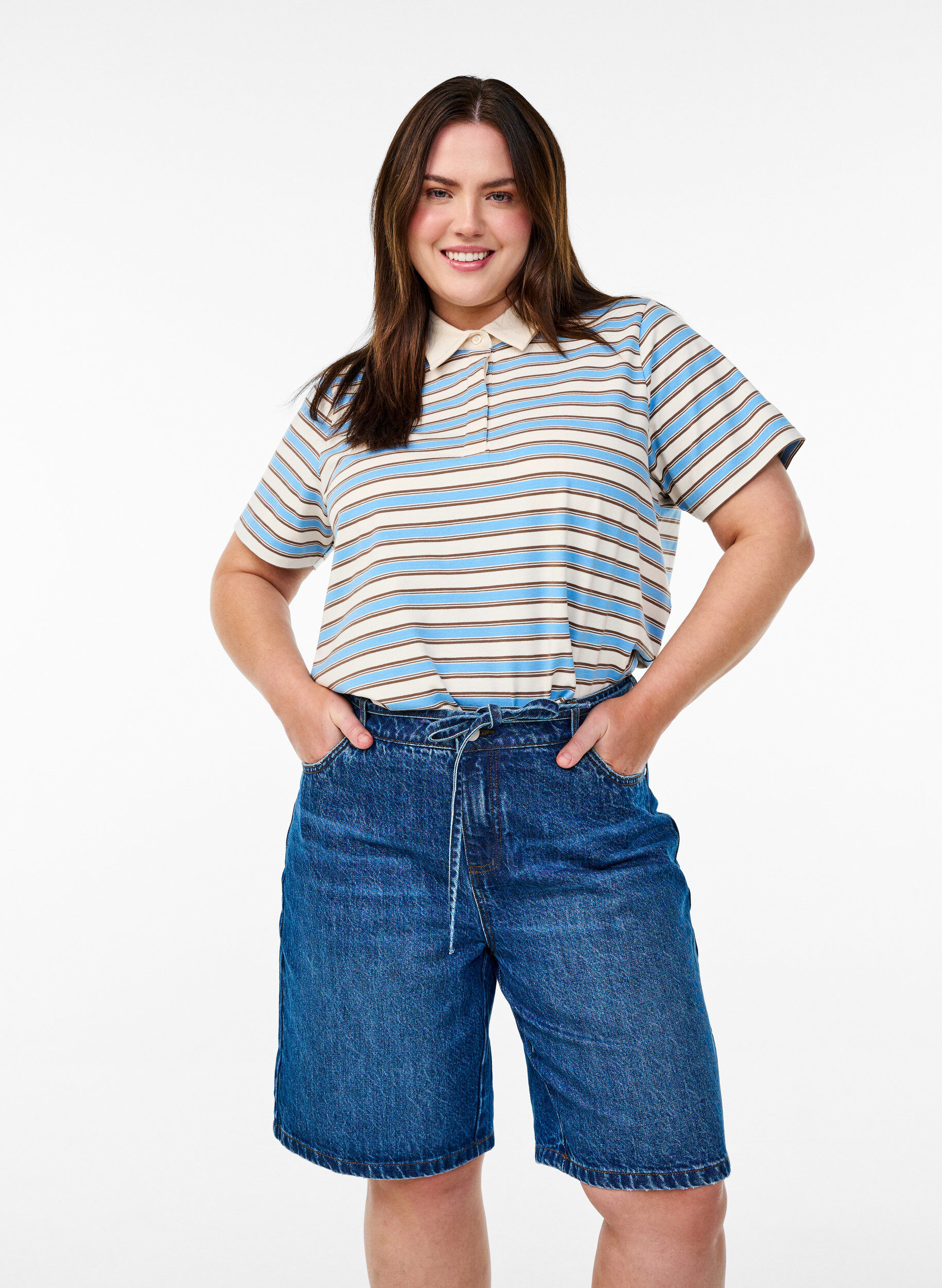 Slim fit Jeansshorts mit Bindeg&uuml;rtel, Blau, Model