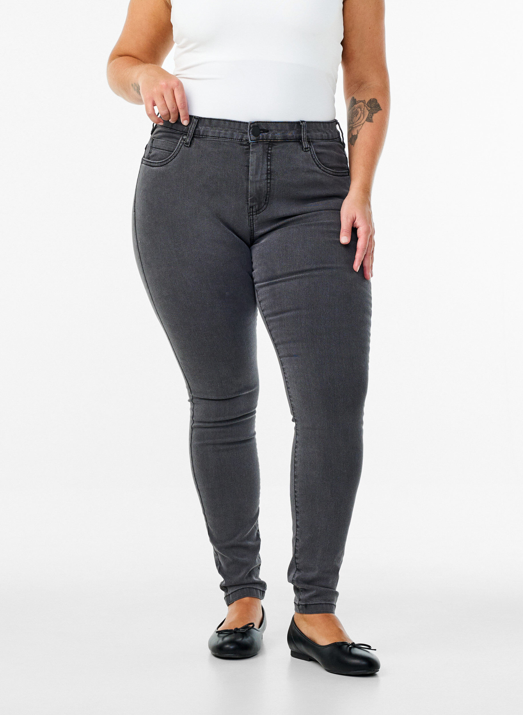 Zizzi Hochtaillierte Super Slim Amy Jeans, Grau, Model image number 2