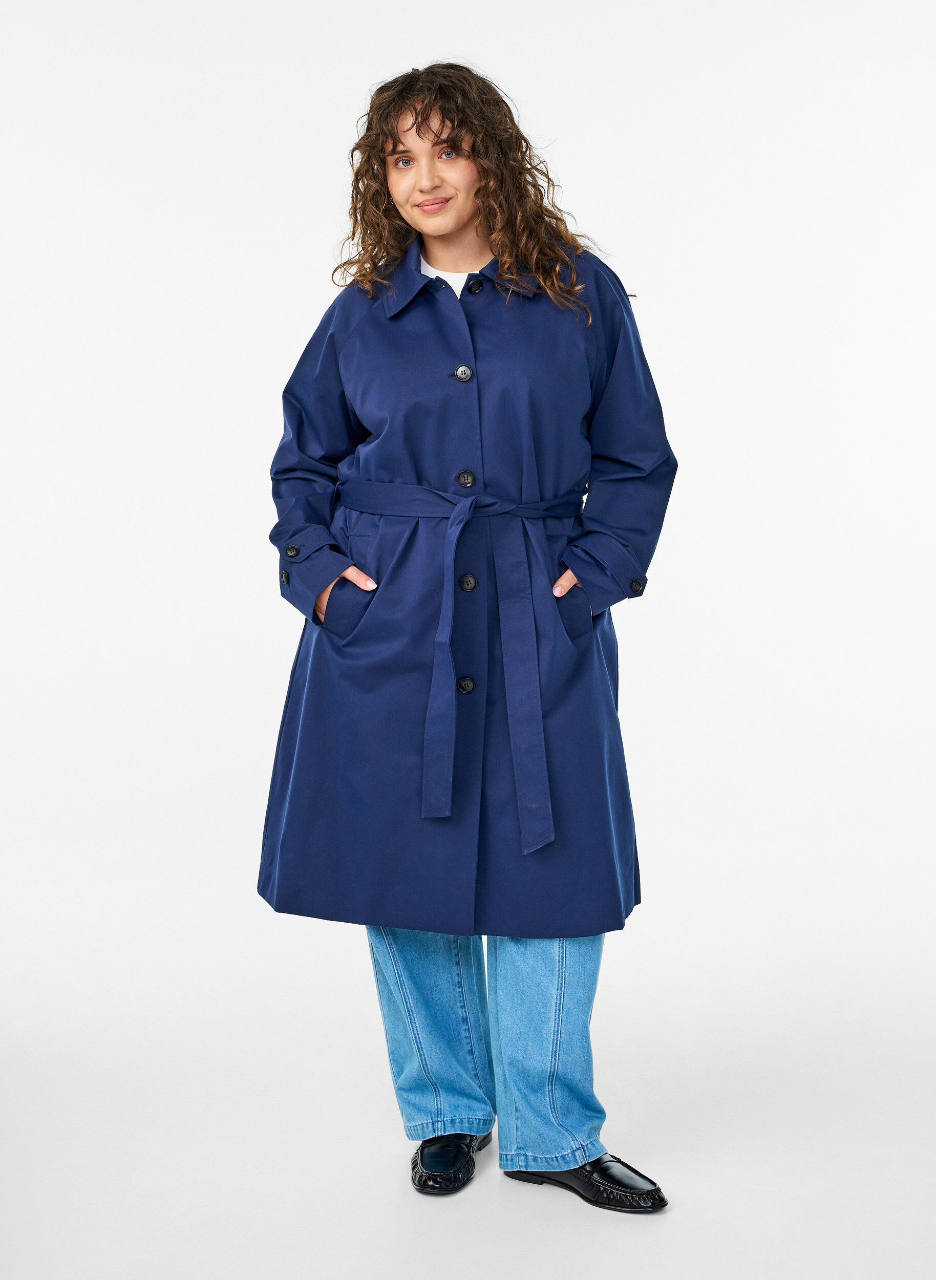 Trenchcoat mit G&uuml;rtel und Schlitzen, Blau, Model
