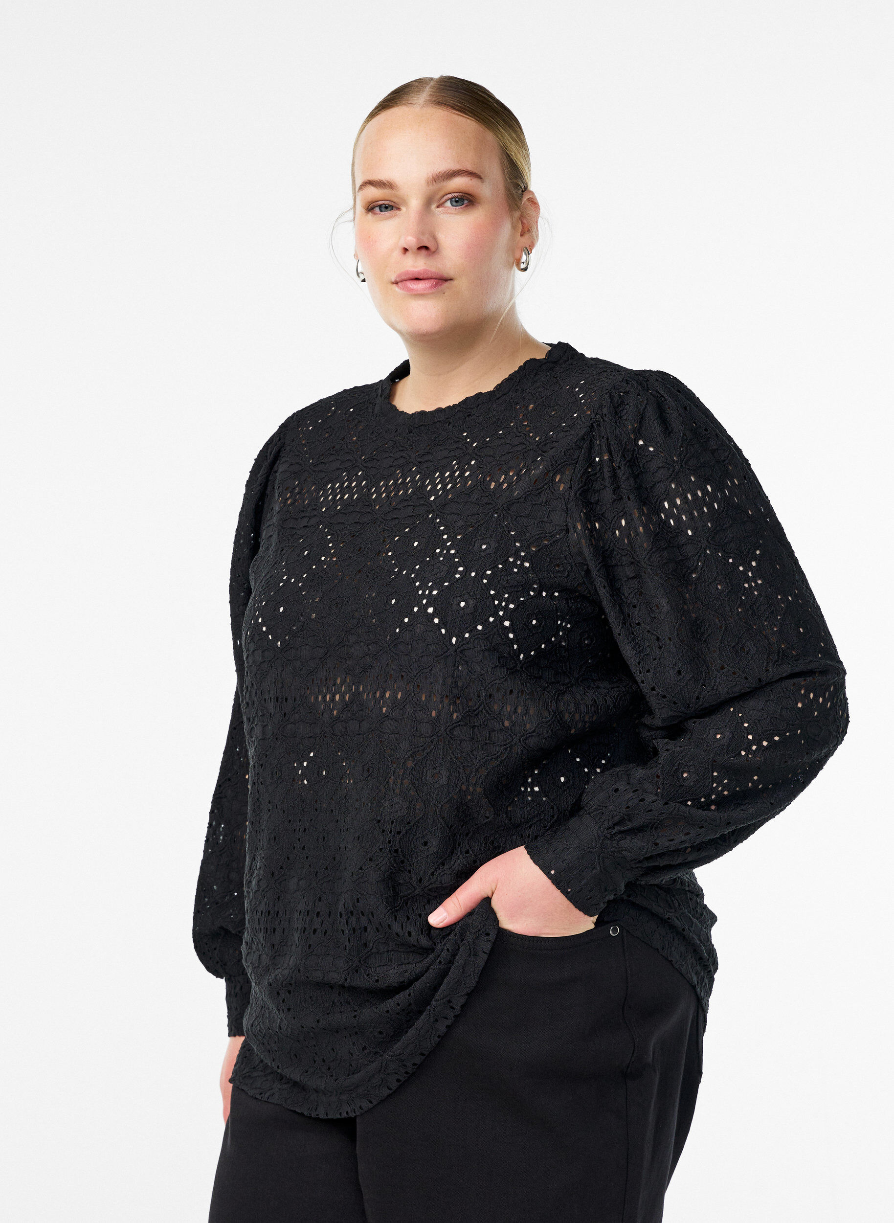 Lang&auml;rmelige Bluse mit Lochstickerei, Schwarz, Model