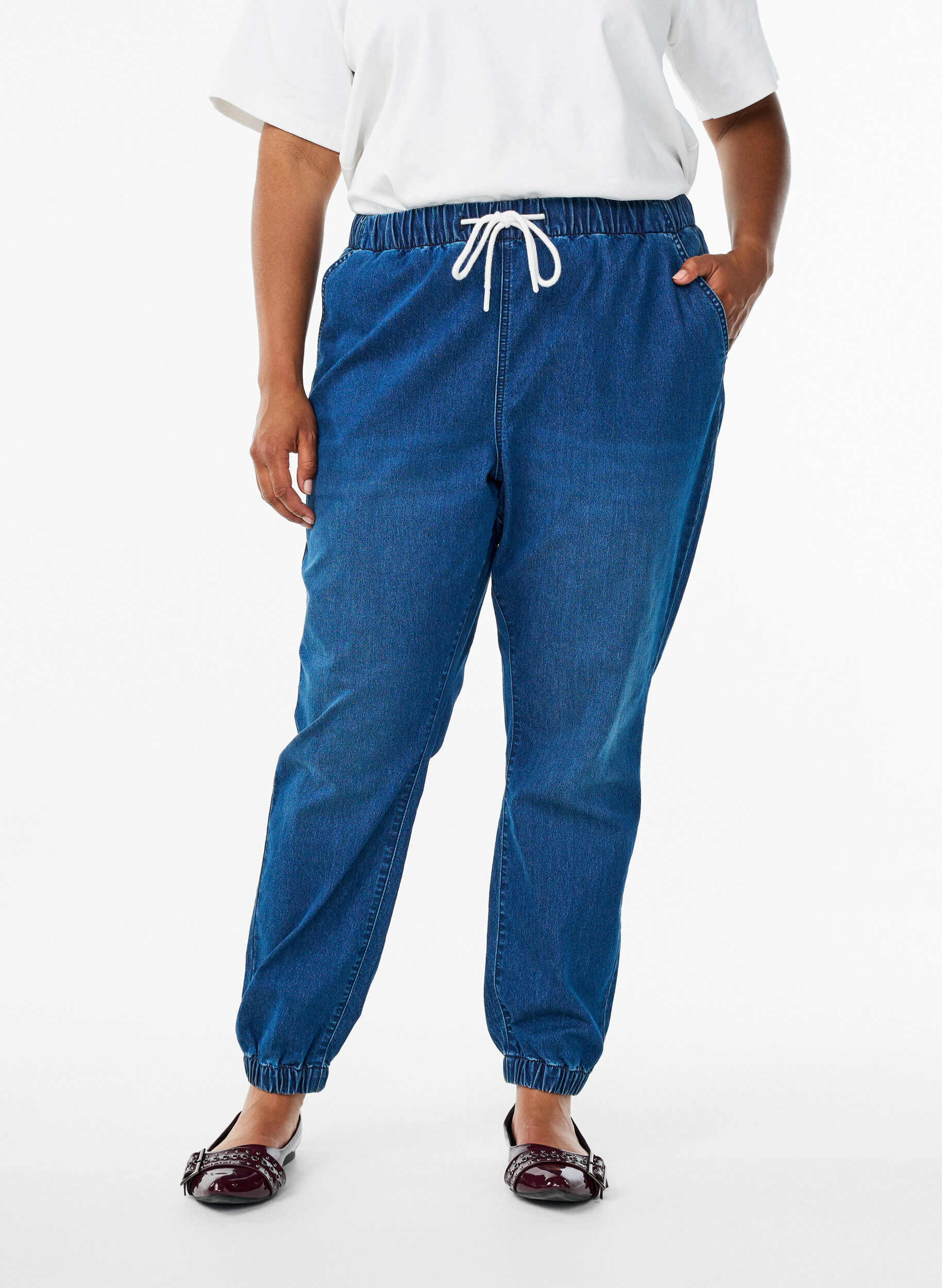 Zizzi Jeans-Jogginghose mit Taschen, Blau, Model image number 3