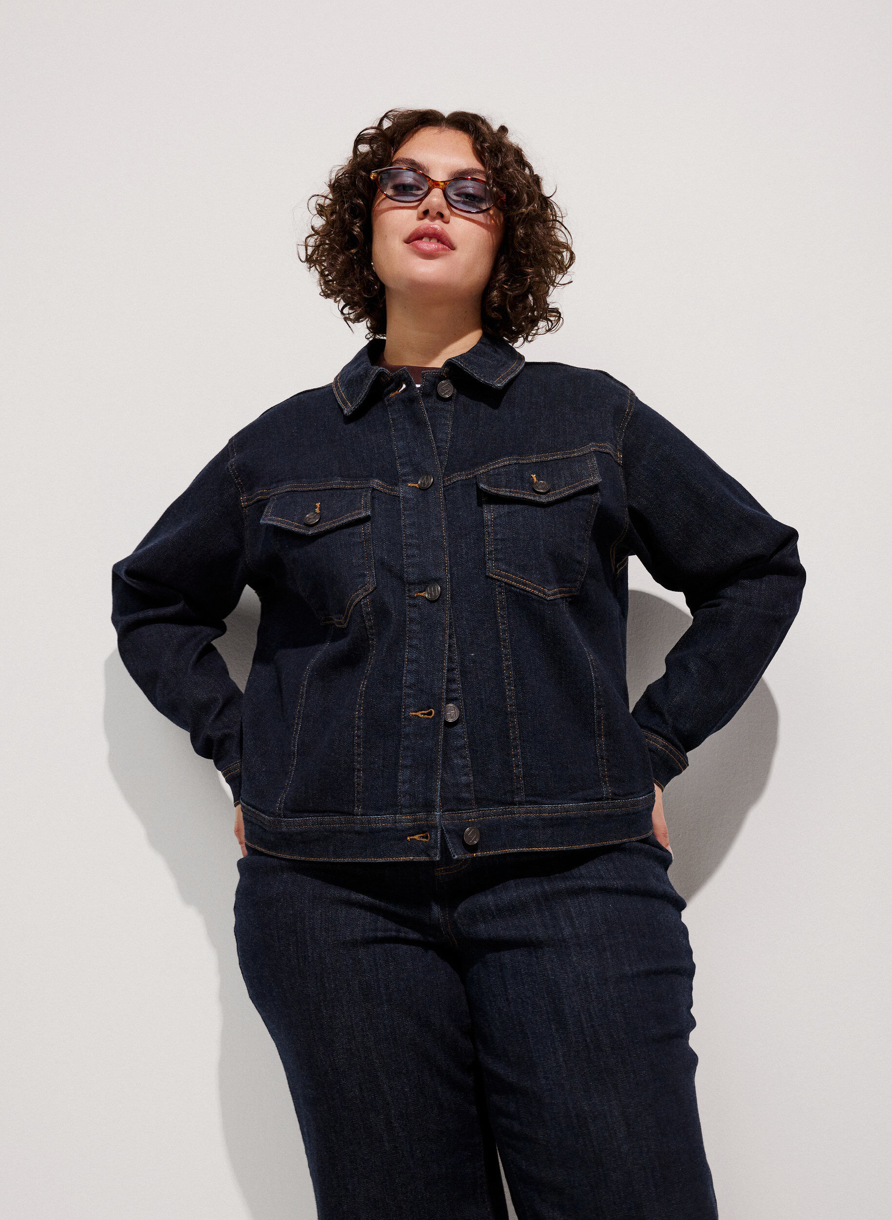 Klassische Jeansjacke mit Kontrastn&auml;hten, Blau, Model