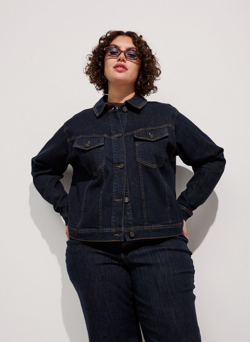 Klassische Jeansjacke mit Kontrastn&auml;hten, Blau, Model