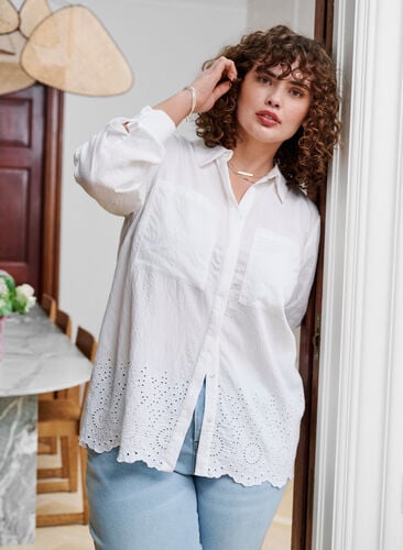 Viskoseshirt mit Lochstickerei - Weiß - Gr. 42-64 - Zizzi