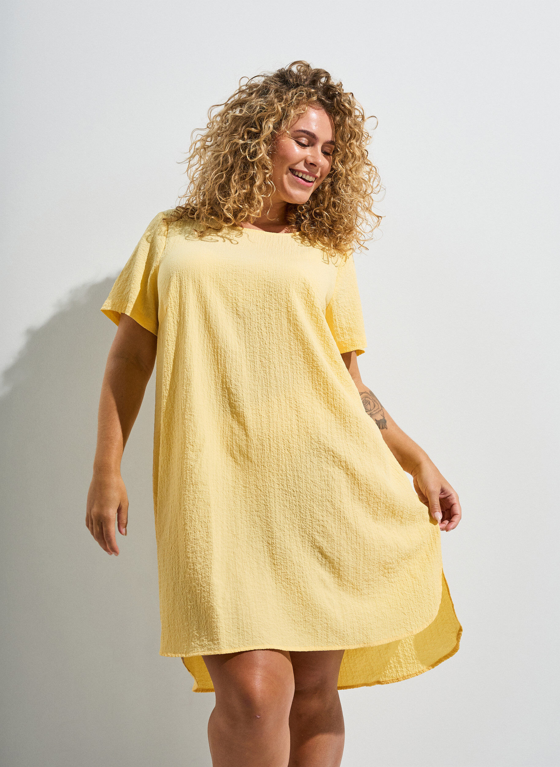 FLASH - Kurzes Kleid mit gecrinkelter Textur und kurzen &Auml;rmeln
