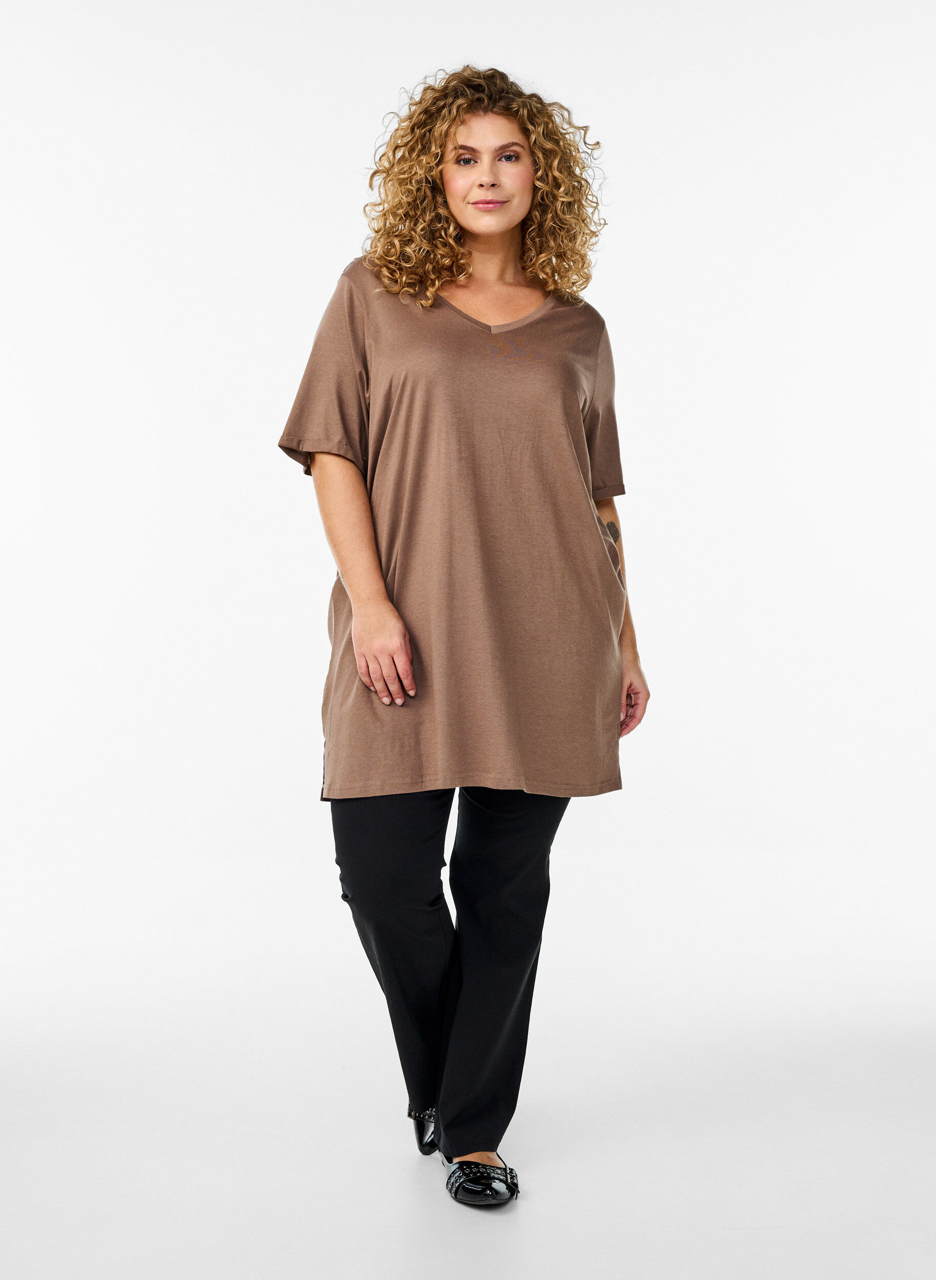 Zizzi Einfarbiges Oversize T-Shirt mit V-Ausschnitt, Braun, Model image number 1