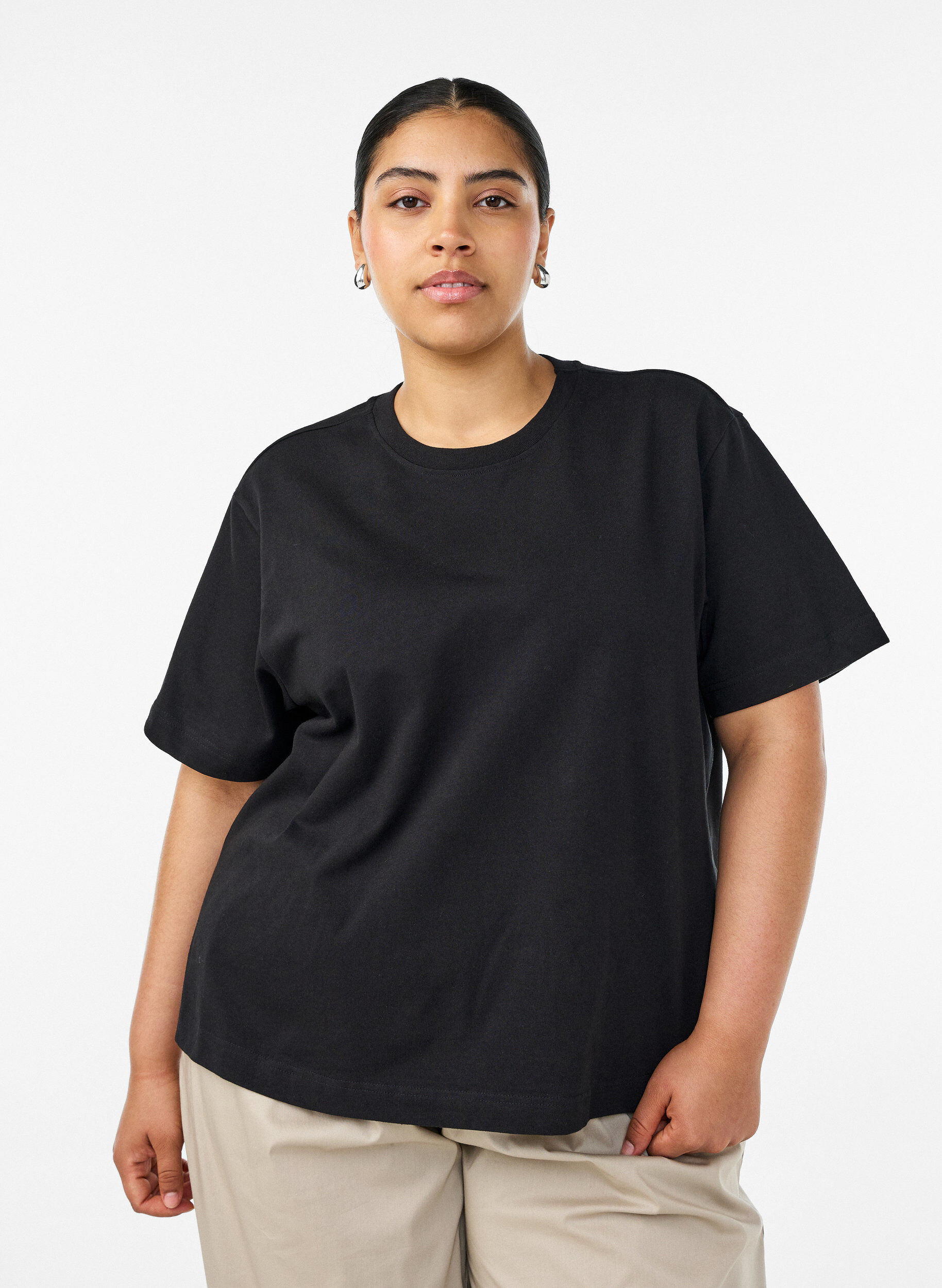 Kastiges T-Shirt aus Baumwolle, Schwarz, Model