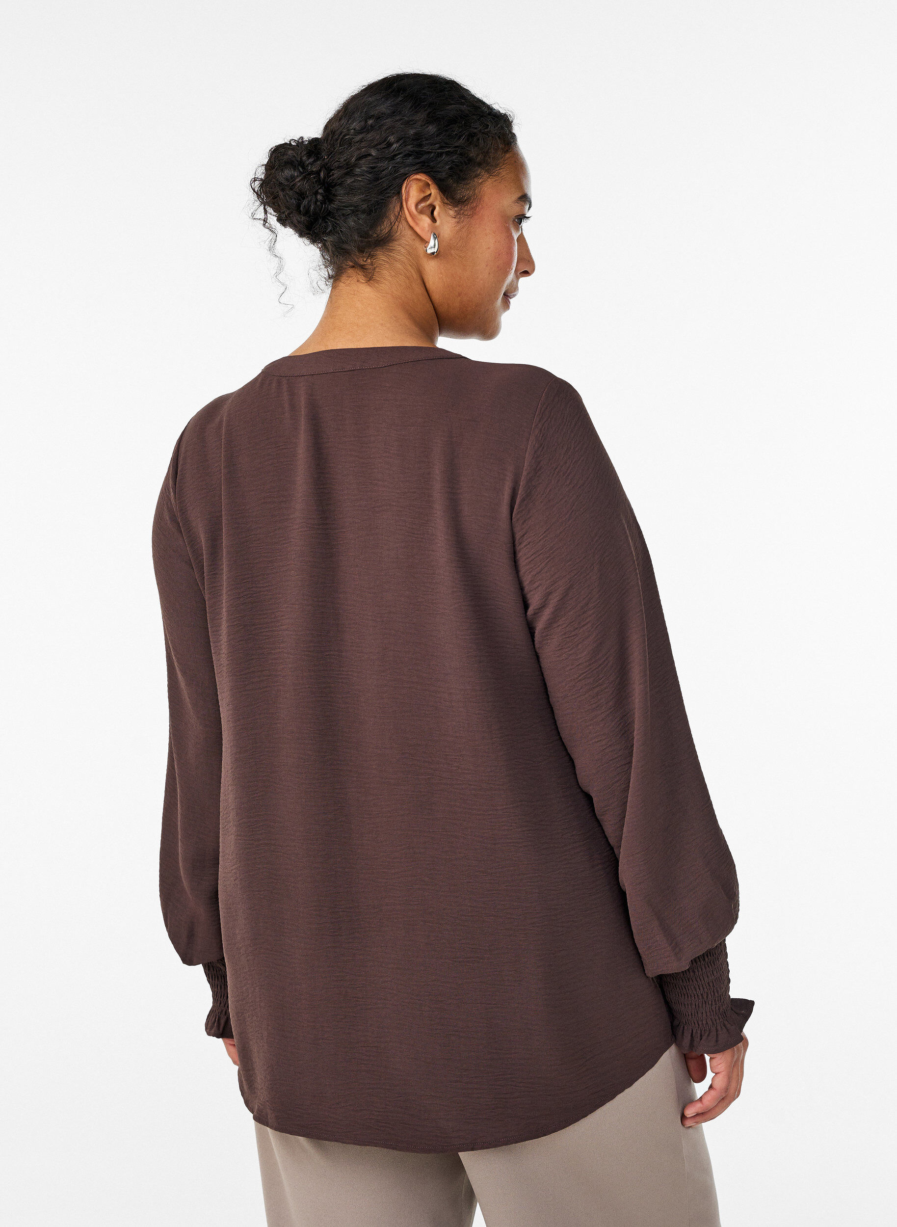 Zizzi Bluse mit Smockb&uuml;ndchen und V-Ausschnitt, Braun, Model image number 2