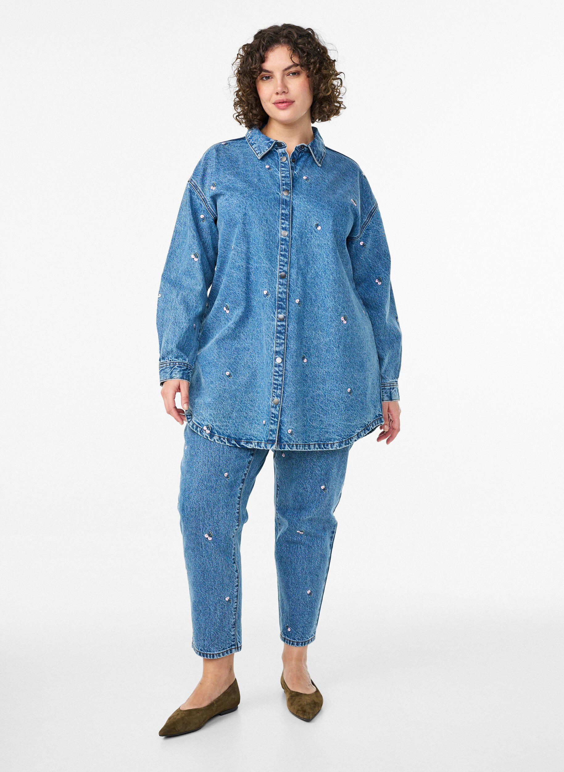Zizzi Jeanshemd mit bestickten Motiven, Blau, Model image number 1