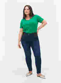 Superschlanke Amy-Jeans mit elastischem Bund, Dark blue, Model