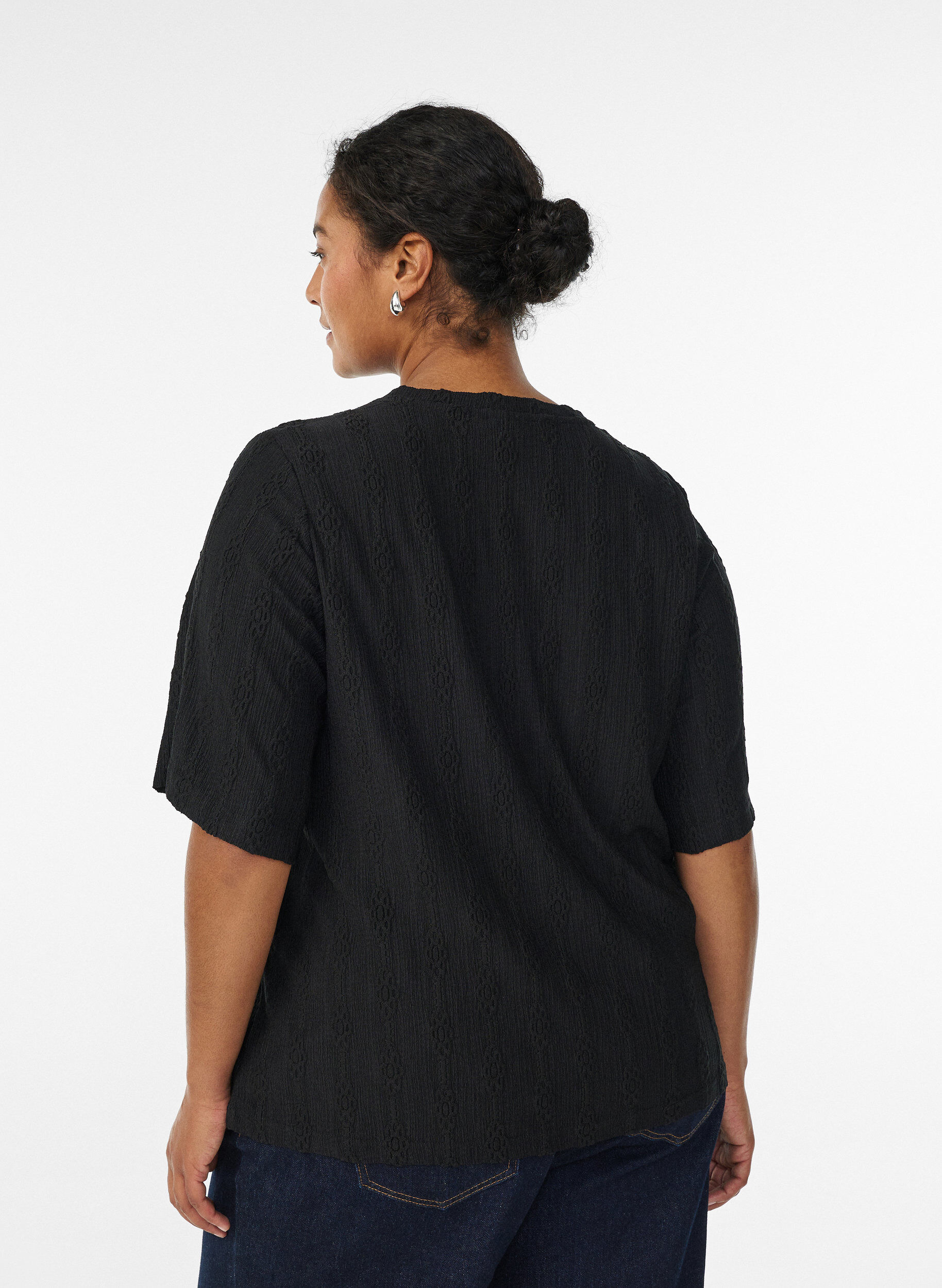 Zizzi Bluse mit Strukturmuster und kurzen &Auml;rmeln, Schwarz, Model image number 2