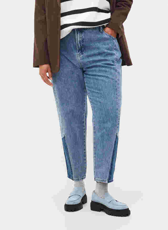 Gekürzte Mille Mom-Jeans mit Colour-Block, Blue denim, Model image number 2