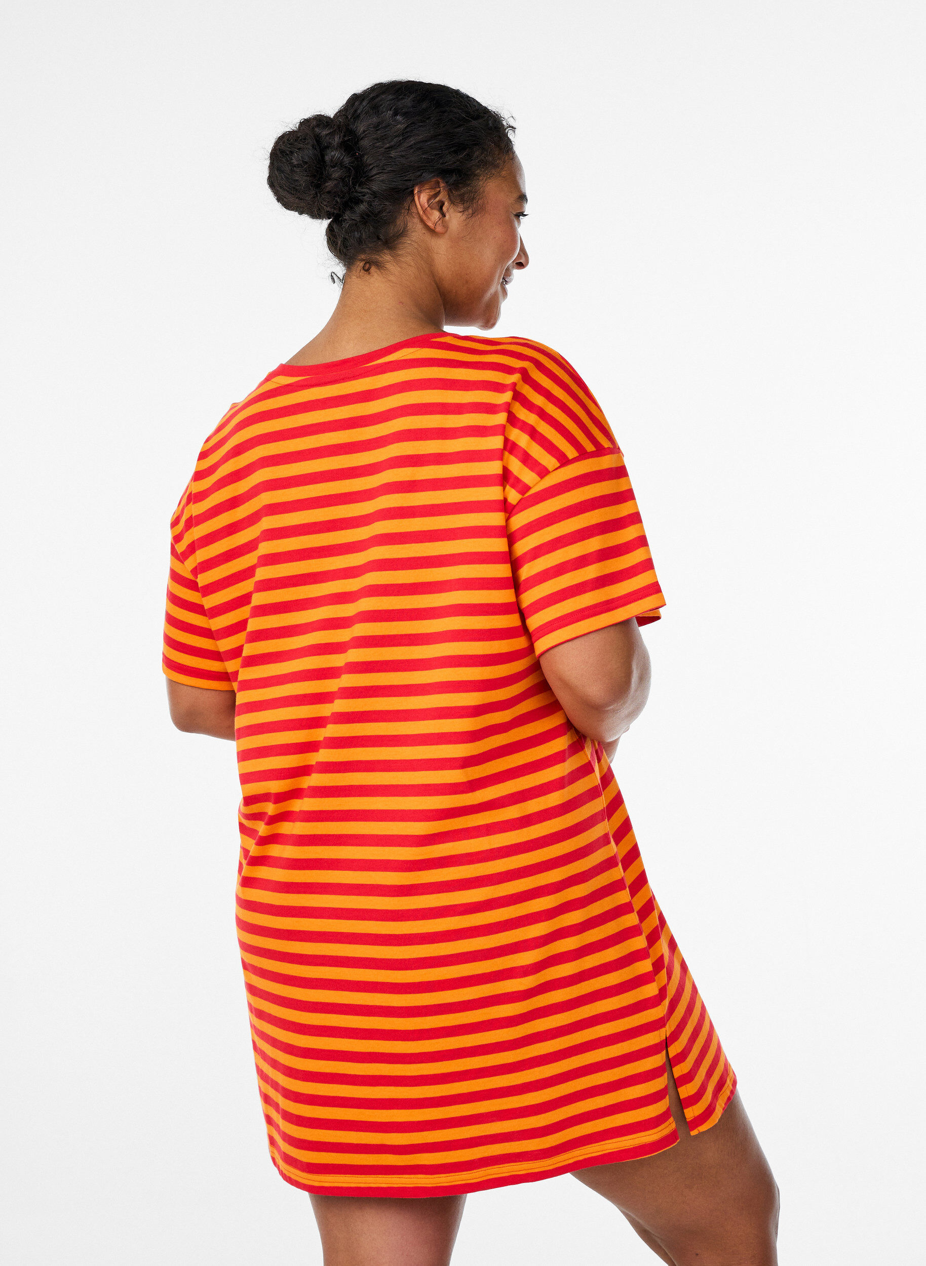 Zizzi Lang gestreiftes Nachthemd, Rot, Model image number 2