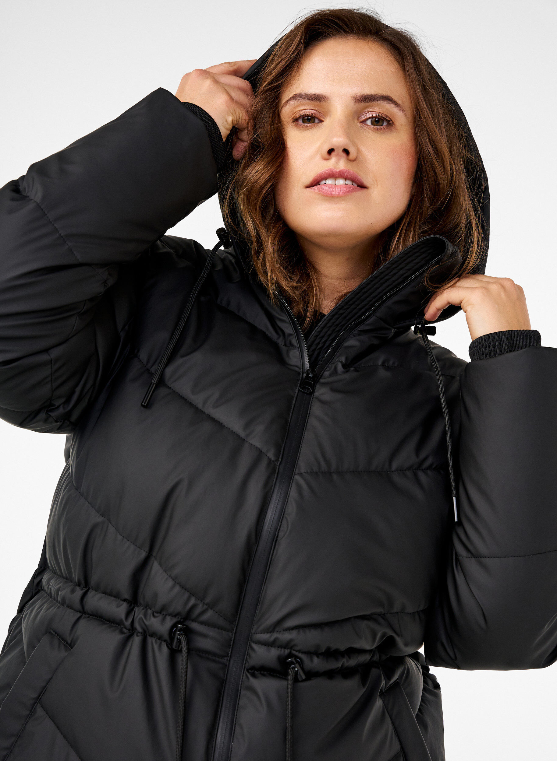 Zizzi Wasserabweisende Steckenjacke mit Kapuze, Schwarz, Model image number 2
