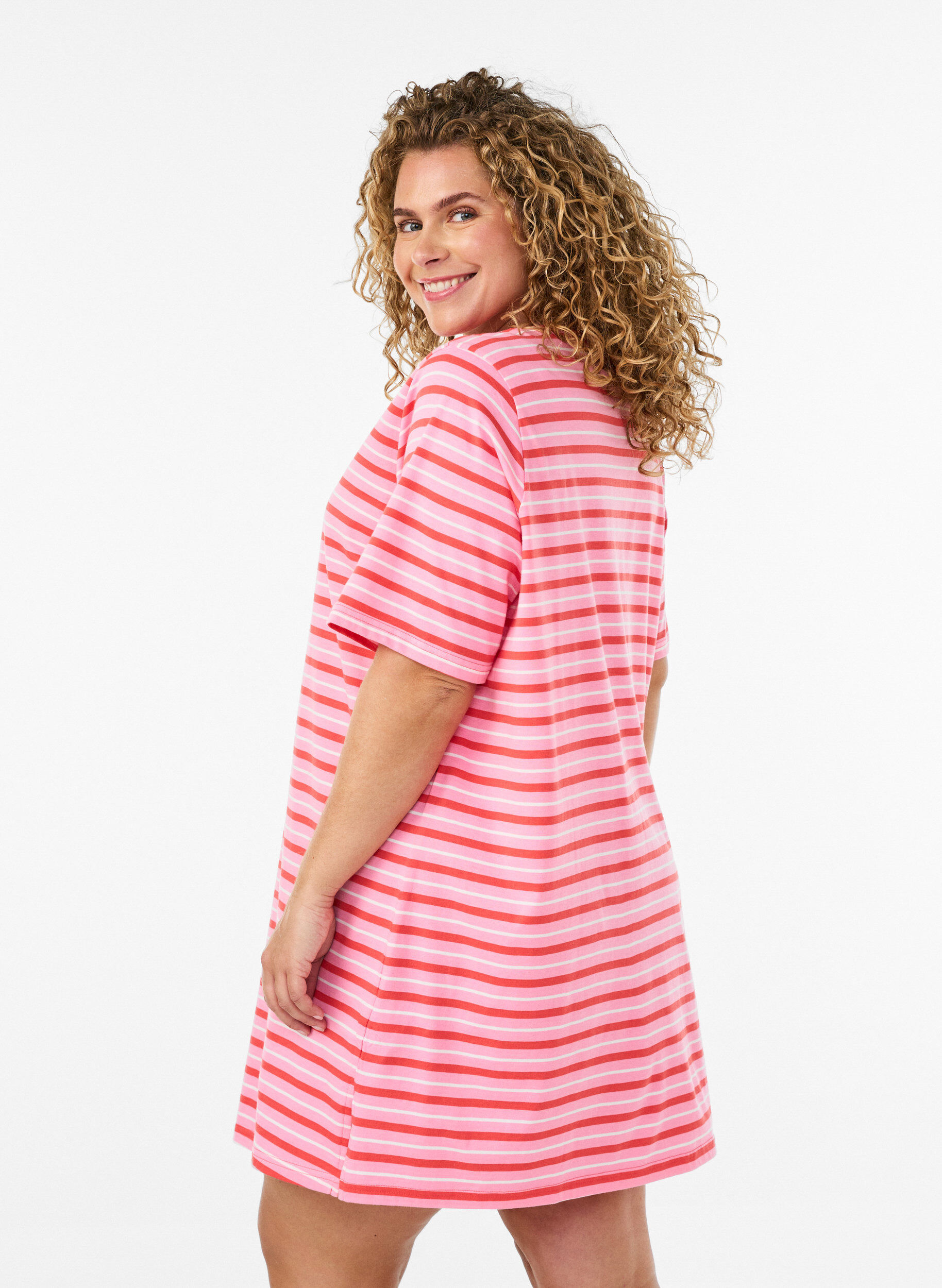 ZizziLanges oversized T-Shirt aus Bio-Baumwolle mit Streifen, Pink, Model image number 2