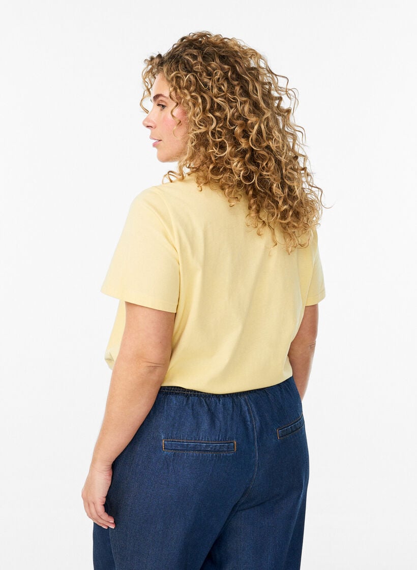 Basic-T-Shirt aus Baumwolle mit Rundhalsausschnitt, Gelb, Model image number 2